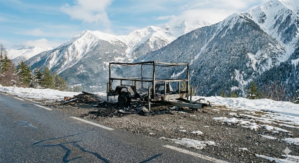 radar châteauroux-les-alpes incendié, radar rn94 brûlé, vandalisme radar hautes-alpes, radar autonome détruit feu, sécurité routière gap briançon, gendarmerie 05 enquête, dégradation bien public incendie, radar chantier rn94, circulation châteauroux-les-alpes, carcasses radar.