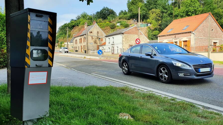 radars fixes, contrôle de vitesse, sécurité routière, zones dangereuses, radars discriminants, radars de vitesse moyenne, surveillance routière, infractions de vitesse, sécurité des conducteurs, prévention des accidents