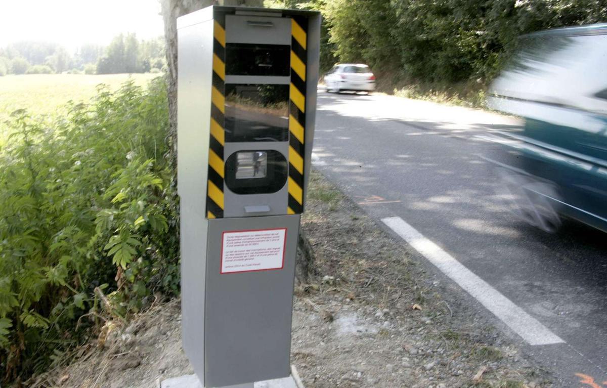 Radar double sens, Contrôle de vitesse réversible, Surveillance de la circulation, Radar de sécurité routière, Gestion de la vitesse, Détection de vitesse, Prévention des accidents routiers, Radar de limitation de vitesse réciproque, Radar de contrôle de circulation, Amendes pour dépassement de vitesse