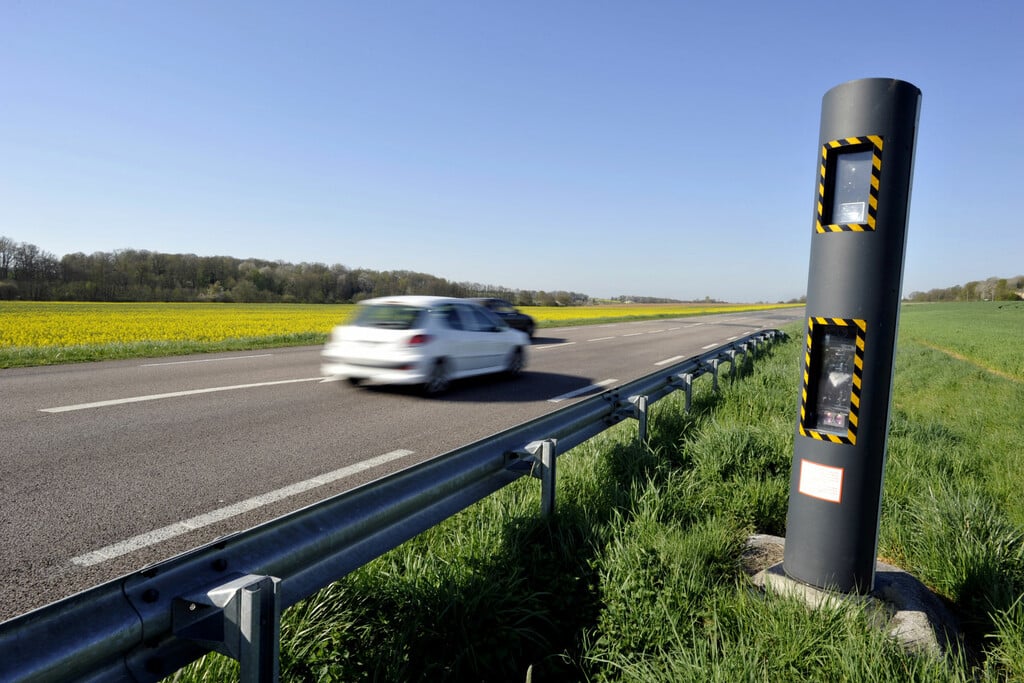 Radar double sens, Surveillance de la vitesse, Contrôle de circulation, Sécurité des routes, Radar de sécurité routière, Régulation de la vitesse, Radar de surveillance, Prévention des accidents, Radar de limitation de vitesse, Amendes pour excès de vitesse