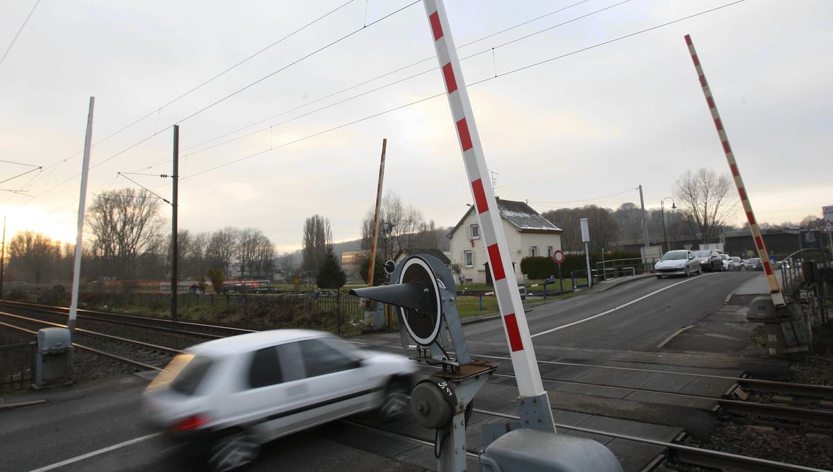 Radar de passage à niveau, Contrôle automatisé des passages à niveau, Surveillance des voies ferrées, Prévention des accidents sur les rails, Détection des comportements dangereux, Radar ferroviaire, Sécurité des transports ferroviaires, Régulation du trafic sur les voies ferrées, Radar automatique pour les passages à niveau, Technologie de sécurité pour les passages à niveau