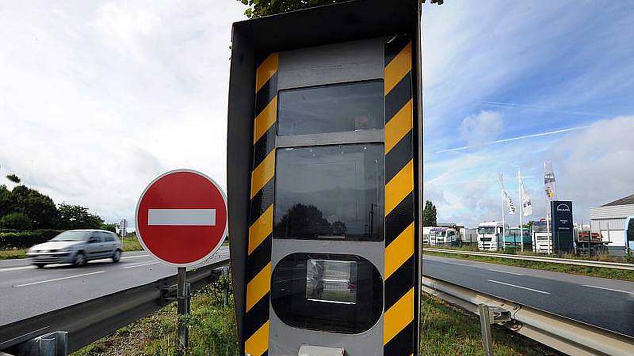 Prévention routière, sécurité des routes, sécurité des conducteurs, sécurité des piétons, mesures de sécurité routière, dispositif de sécurité routière, régulation routière, contrôle routier, surveillance routière, gestion du trafic, équipement de sécurité routière, technologies de sécurité routière, amélioration de la sécurité routière, éducation à la sécurité routière, sensibilisation à la sécurité routière, infrastructure de sécurité routière, systèmes de sécurité routière, programmes de sécurité routière, stratégie de sécurité routière, campagne de sécurité routière, sécurité des véhicules, réduction des accidents, prévention des accidents, sécurité sur les routes, sécurité automobile, sécurité des passages piétons, sécurité des intersections, sécurité des carrefours, sécurité des autoroutes, sécurité des routes secondaires, sécurité des routes urbaines, équipement de signalisation, signalisation routière, marquage au sol, balisage routier, panneaux de signalisation, feux de signalisation, radars de sécurité, radars de vitesse, dispositifs anti-vitesse, ralentisseurs de vitesse, dispositifs de contrôle de vitesse, caméras de surveillance, surveillance des routes, gestion des infractions routières, sécurité des infrastructures, entretien des routes, gestion des risques routiers, audits de sécurité routière, évaluation de la sécurité routière, normes de sécurité routière, législation sur la sécurité routière, politique de sécurité routière, sécurité des transports, sécurité des cyclistes, sécurité des motocyclistes, prévention des collisions, gestion de la circulation, fluidité du trafic, réduction des embouteillages, gestion des flux de trafic, contrôle de la circulation, sécurité aux passages à niveau, sécurité des ronds-points, sécurité des zones scolaires, sécurité des zones résidentielles, équipements de sécurité, mesures préventives, interventions d'urgence, premiers secours, services de secours, sécurité des infrastructures routières, sécurité des tunnels, sécurité des ponts, sécurité des échangeurs, gestion des zones de travaux, sécurité dans les zones de construction, dispositifs de protection, systèmes d'alerte, prévention des dangers routiers, technologie de sécurité routière, innovation en sécurité routière, projets de sécurité routière, sécurité environnementale, développement durable en sécurité routière, impact de la sécurité routière