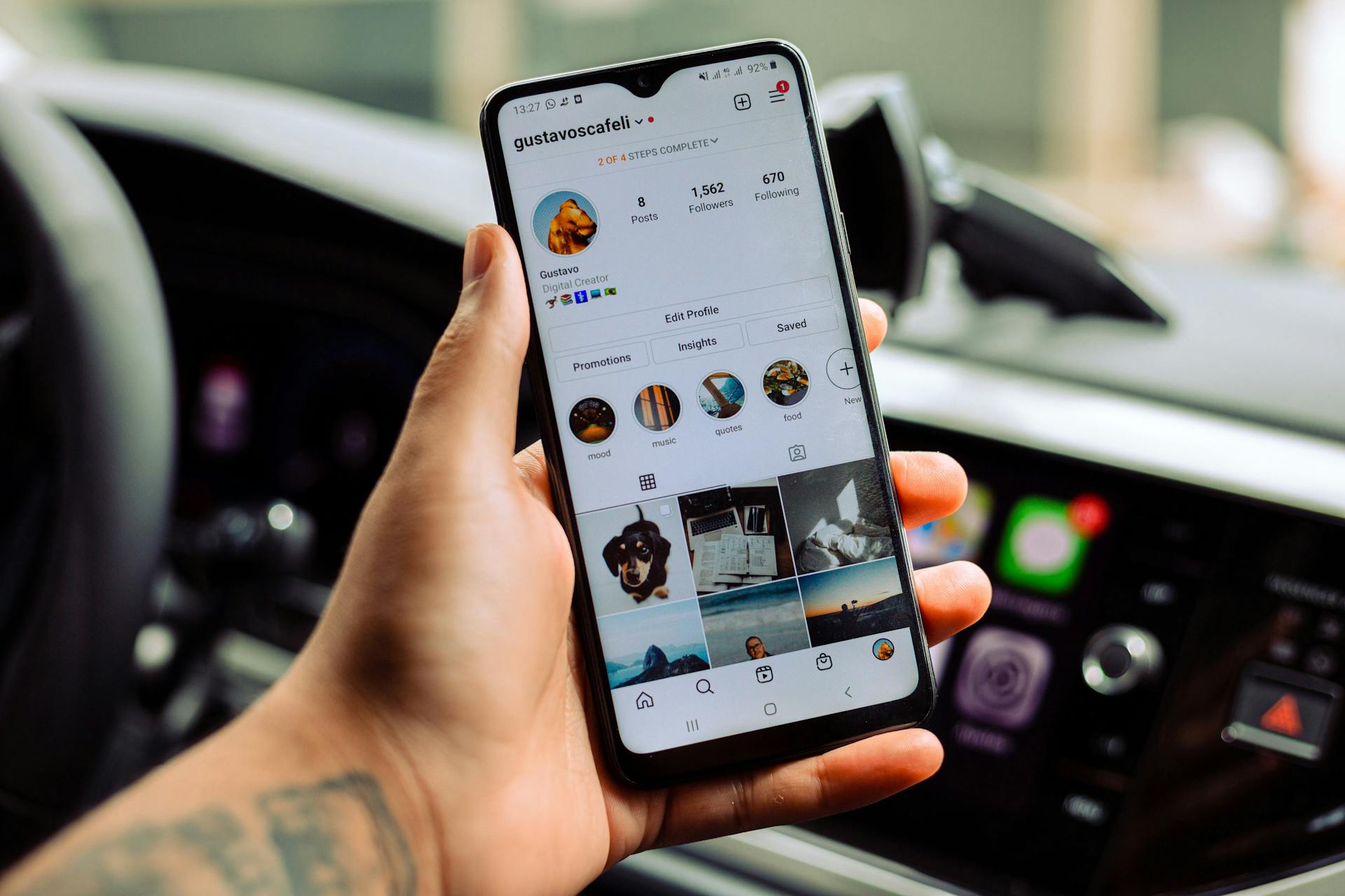 conducteur connecté, voiture connectée, tutoriel pas-à-pas, démarrage guidé, infotrafic, smartphone au volant, Apple CarPlay, Android Auto, Bluetooth, mains libres, GPS intégré, navigation temps réel, assistant vocal, commande vocale, affichage tête haute, télémétrie, IoT automobile, diagnostic embarqué, mise à jour OTA, sécurité routière, éco-conduite, alertes trafic