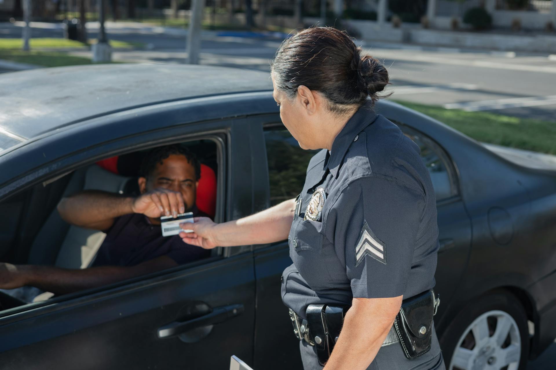 Conducteur verbalisé pour défaut de présentation de documents, défaut présentation permis de conduire, défaut présentation carte grise, infraction code de la route, article R233‑1, contrôle routier, amende forfaitaire, retrait de points possible, procès‑verbal électronique, police nationale, gendarmerie, justificatifs à fournir, récépissé de demande de duplicata, contestation PV, recours gracieux, recours contentieux, formulaire CERFA en ligne, délai recours 45 jours, procédure ANTAI, modèle lettre recommandée AR, assistance juridique, recours tribunal de police, annulation PV, réduction amende, document provisoire, stage sensibilisation sécurité routière, conformité administrative, vérification préfecture, contrôle d’assurance, obligation passager, vérification technique, respect réglementaire.