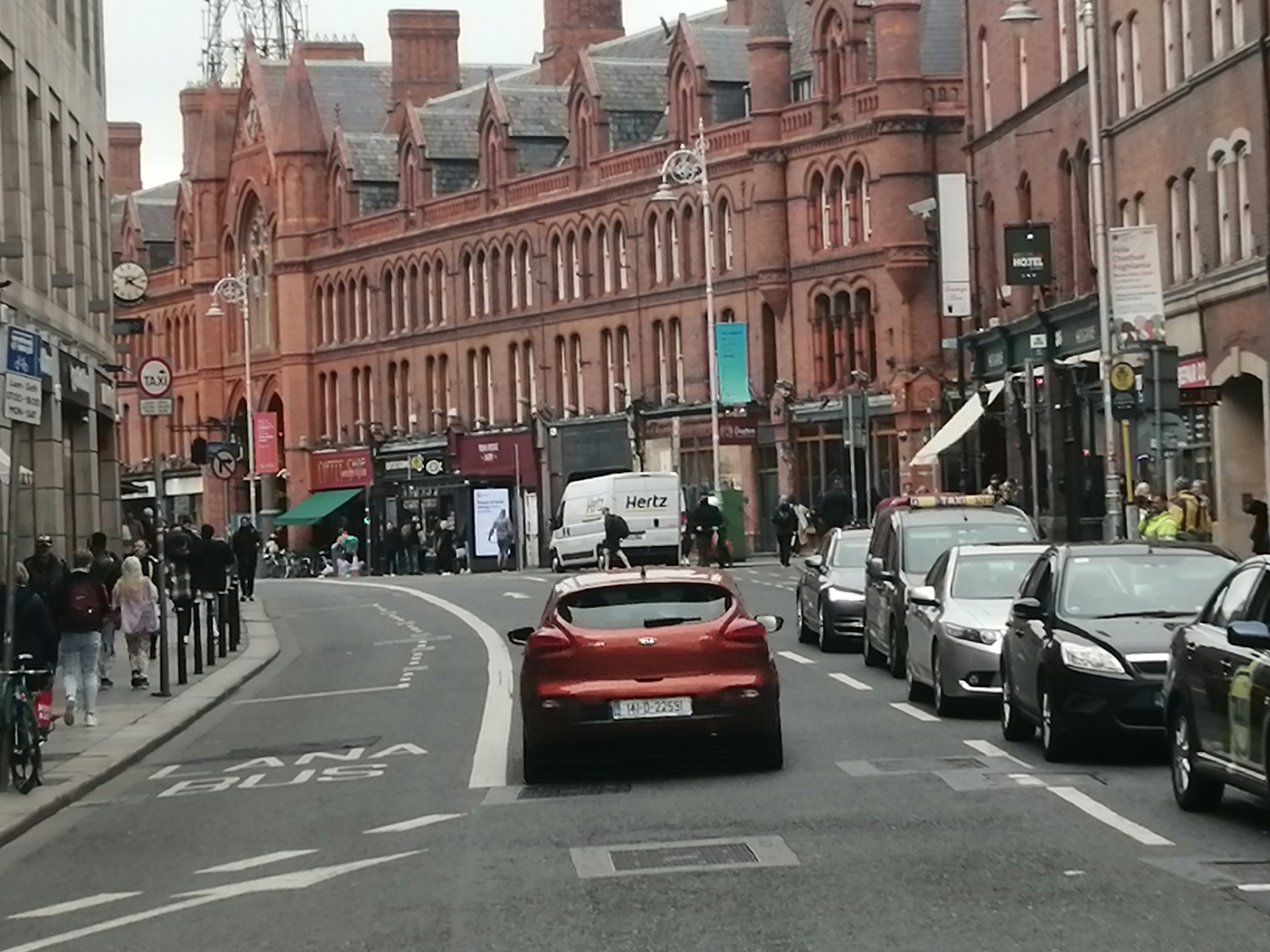 conducteur urbain verbalisé sur un couloir de bus, conducteur urbain, couloir de bus, verbalisation, amende bus, contravention code de la route, article R412, procès-verbal, preuve photo, signalisation verticale, marquage au sol, contestation amende, requête en exonération, recours gracieux, recours administratif, vice de procédure, erreur de plaque, justificatifs déplacement, délai de paiement minoré, majoration amende, stage de sensibilisation, perte de points, lettre recommandée AR, ANTAI, tribunal de police, photos géolocalisées, témoins, circulation réservée bus taxis vélos, arrêté municipal, réglementation locale, défense conducteur.