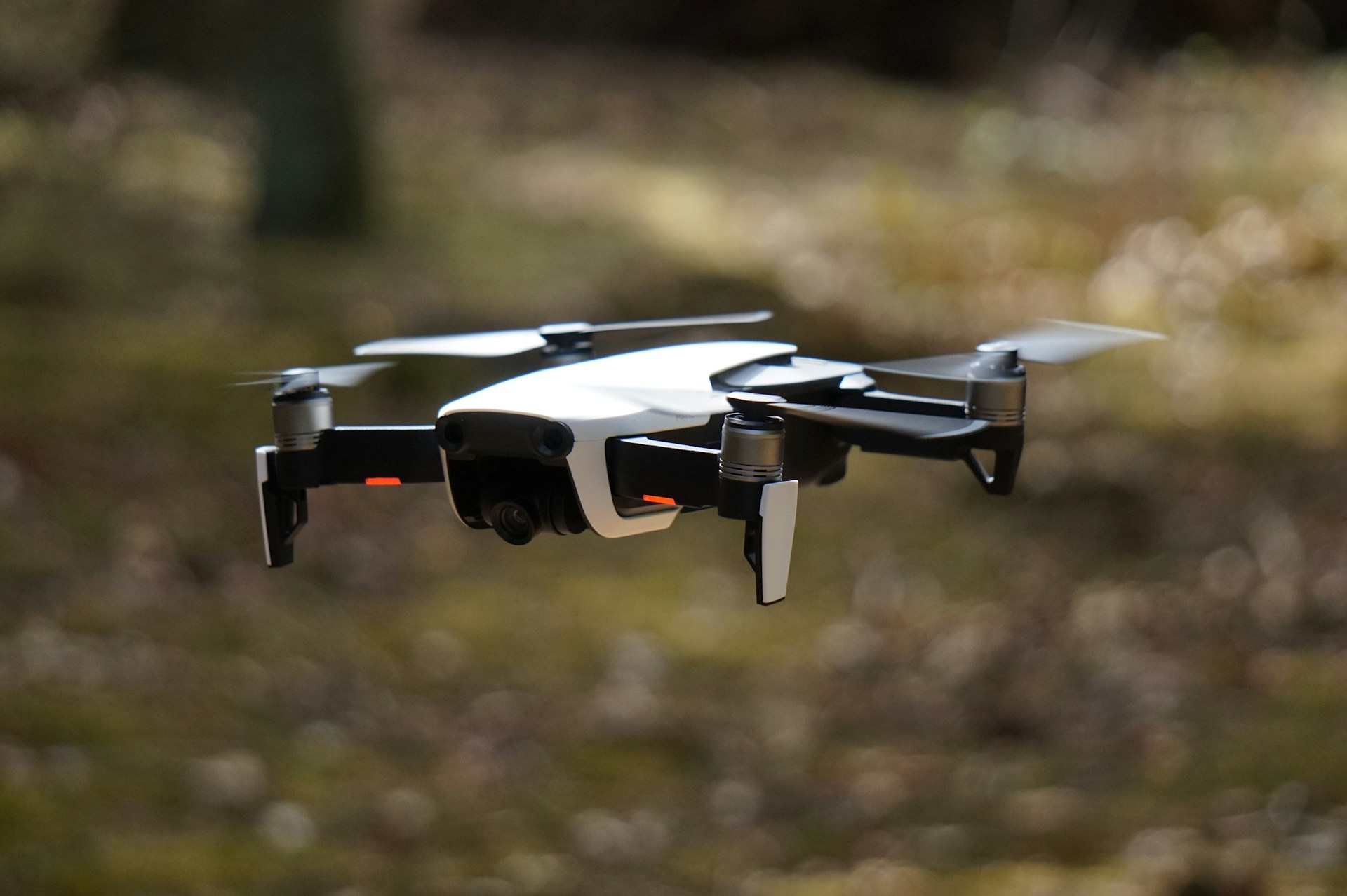 surveillances aériennes par drones, automobiliste, surveillance aérienne, radar drone, drone de contrôle, flash aérien, radar portatif, contrôle vitesse, infraction routière, amende radar, PV drone, législation radars, décret ministériel, DGAC, police nationale, inspection aérienne, contestation amende, recours juridictionnel, sécurité routière, capteurs LIDAR, infrarouge, zonage radars, nouvelles technologies radars, évolution réglementation, droits du conducteur, flash avant/arrière, vitesse mesurée, procédure ANTAI, limite vitesse, tableaux de bord radars, signalisation radar.