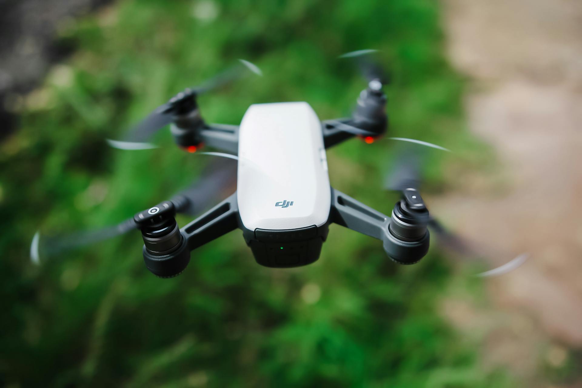 surveillances aériennes par drones, automobiliste, surveillance aérienne, radar drone, drone de contrôle, flash aérien, radar portatif, contrôle vitesse, infraction routière, amende radar, PV drone, législation radars, décret ministériel, DGAC, police nationale, inspection aérienne, contestation amende, recours juridictionnel, sécurité routière, capteurs LIDAR, infrarouge, zonage radars, nouvelles technologies radars, évolution réglementation, droits du conducteur, flash avant/arrière, vitesse mesurée, procédure ANTAI, limite vitesse, tableaux de bord radars, signalisation radar.