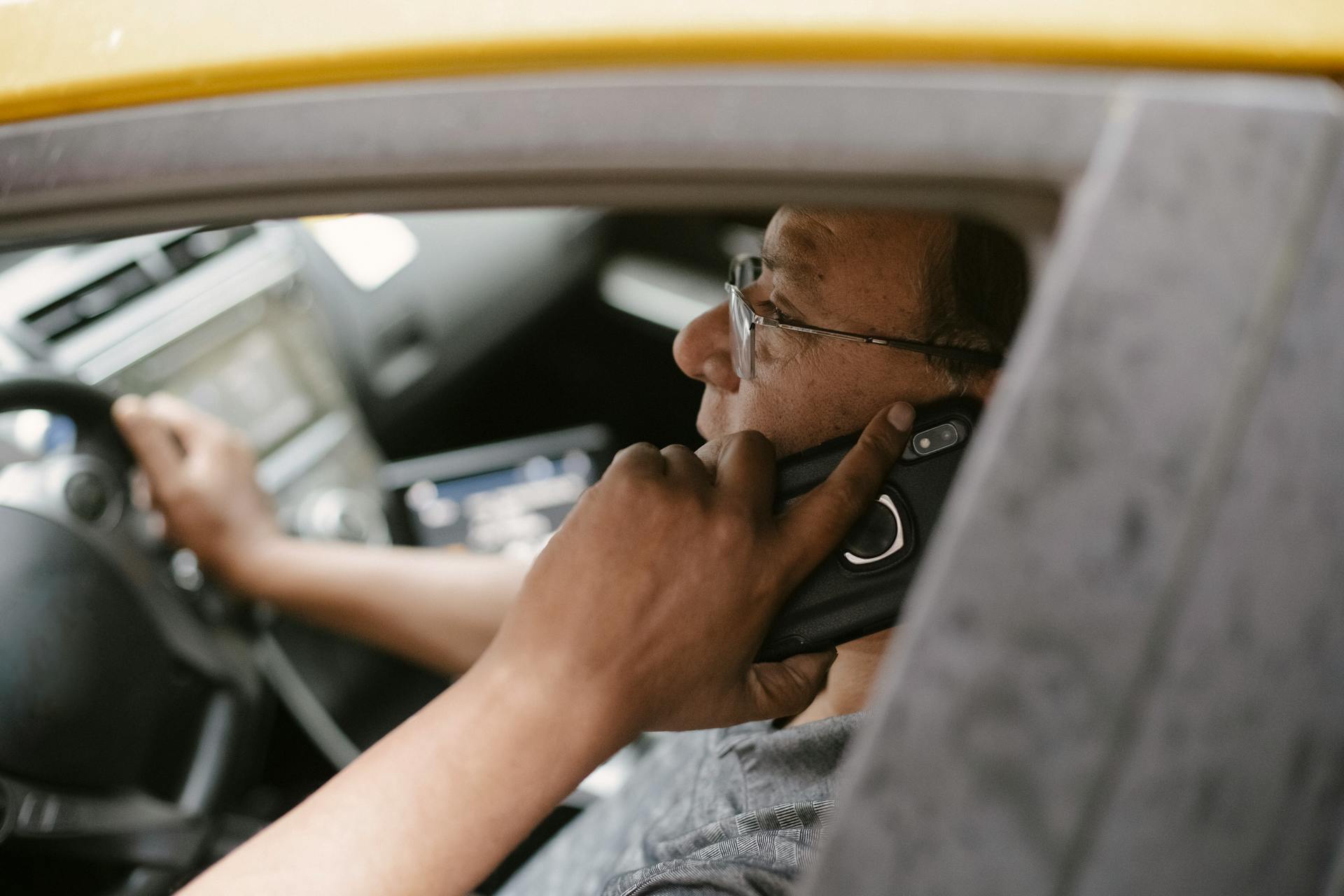 conducteur accro au smartphone, usage téléphone volant, infraction mobile en conduisant, amende forfaitaire, retrait de points, contravention, loi sécurité routière, article R412‑6, sanction administrative, poursuite judiciaire, contestation PV, recours gracieux, recours contentieux, procédure ANTAI, formulaire CERFA, délai de recours, kit mains‑libres, appel autorisé, voix‑off, stage de sensibilisation, prévention distraction, sécurité routière, accidentologie téléphone, responsabilité pénale, assurance auto impact, risque suspension permis, limite tolérance, flash radar mobile, police nationale contrôle, gendarmerie mobile