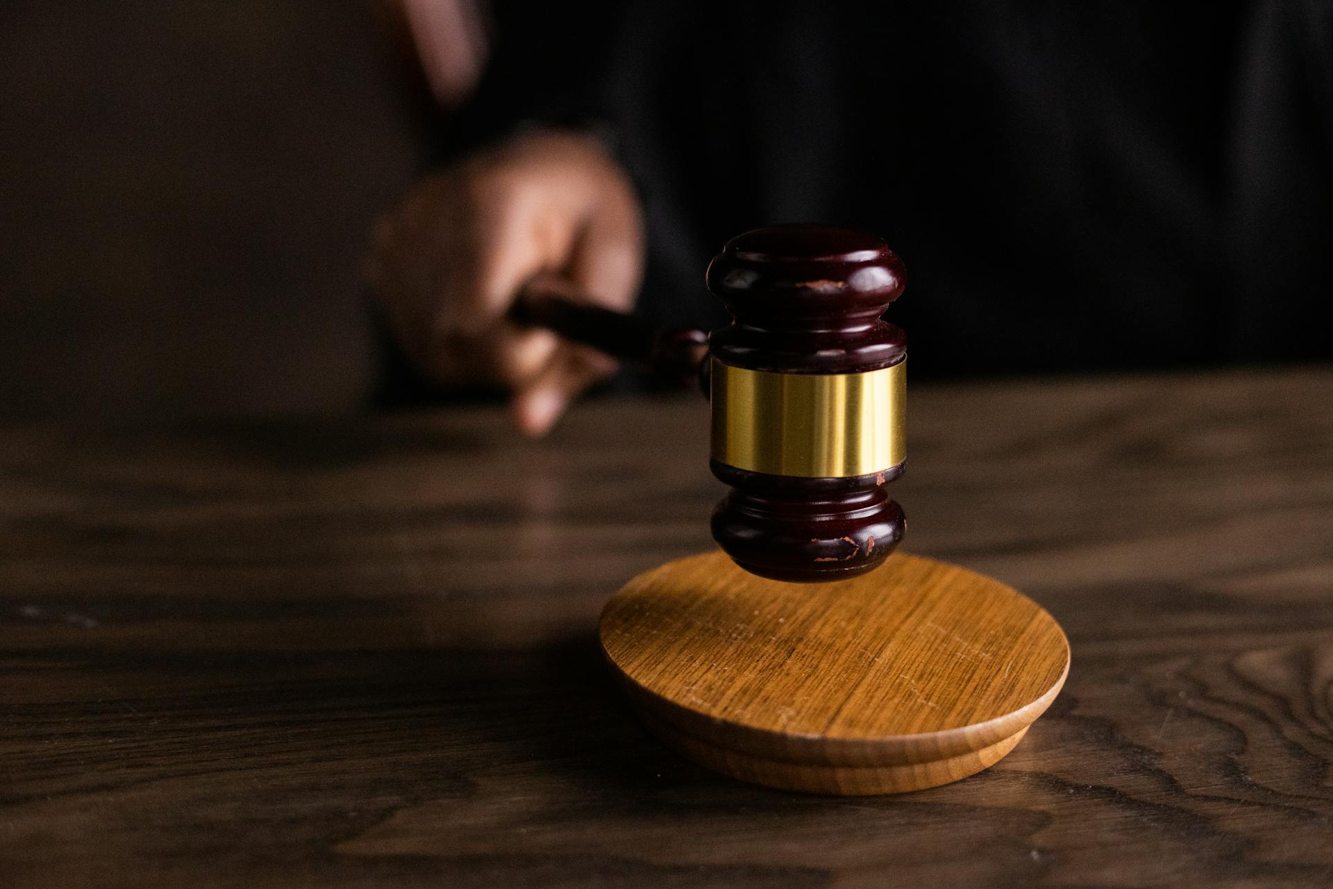 conducteur connaisseur du droit, droits automobiliste, code de la route, infraction, contestation amende, recours gracieux, tribunal de police, annulation contravention, procès‐verbal, avocat spécialisé, défense juridique, responsabilité civile, assurance auto, retrait de points, suspension de permis, nullité de PV, jurisprudence routière, sanction administrative, poursuites pénales,   automobile, litige routier, modèle de contestation, délai de recours, procédure judiciaire, réglementation routière, sécurité juridique, conseil juridique