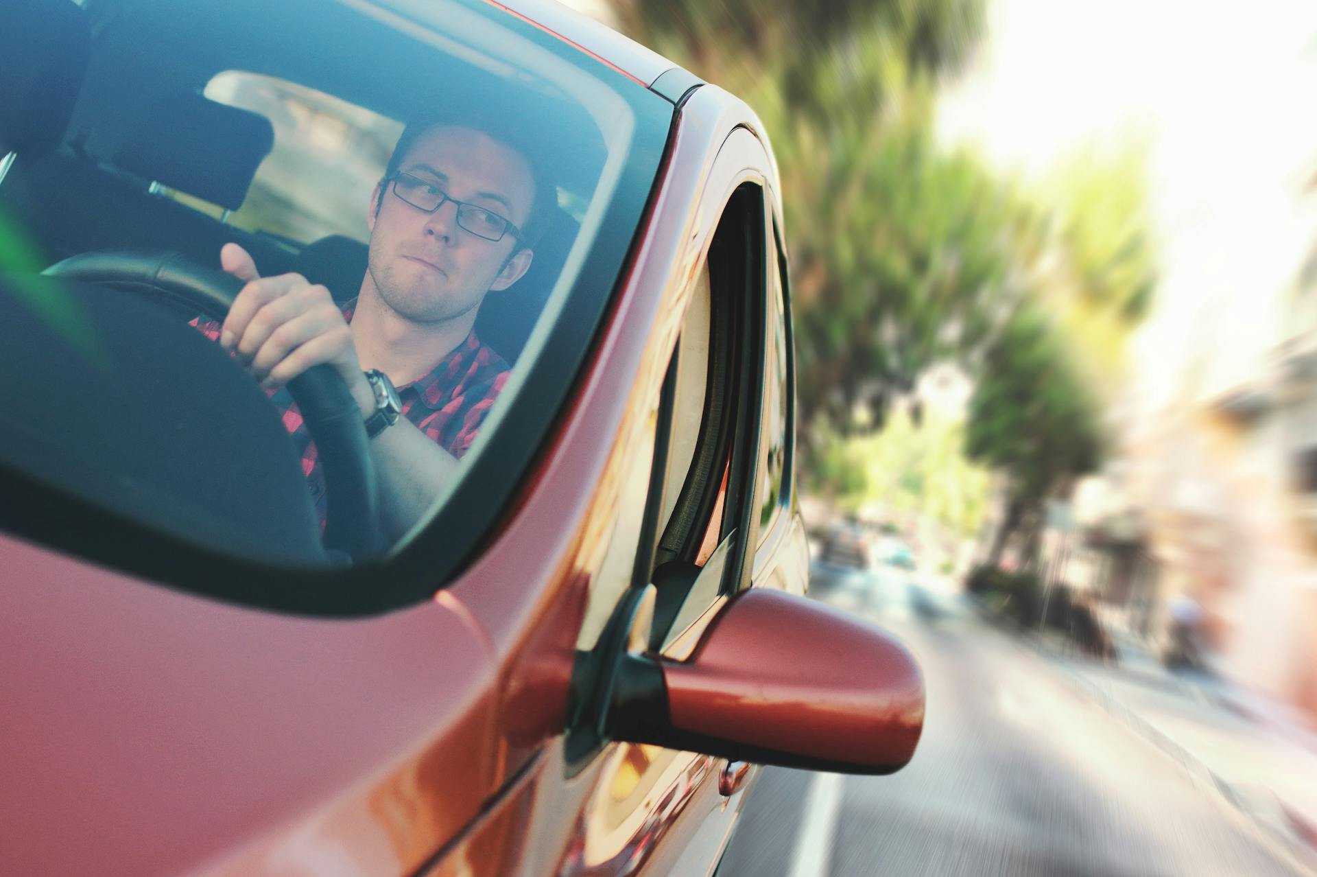 conducteur connecté, voiture connectée, tutoriel pas-à-pas, démarrage guidé, infotrafic, smartphone au volant, Apple CarPlay, Android Auto, Bluetooth, mains libres, GPS intégré, navigation temps réel, assistant vocal, commande vocale, affichage tête haute, télémétrie, IoT automobile, diagnostic embarqué, mise à jour OTA, sécurité routière, éco-conduite, alertes trafic