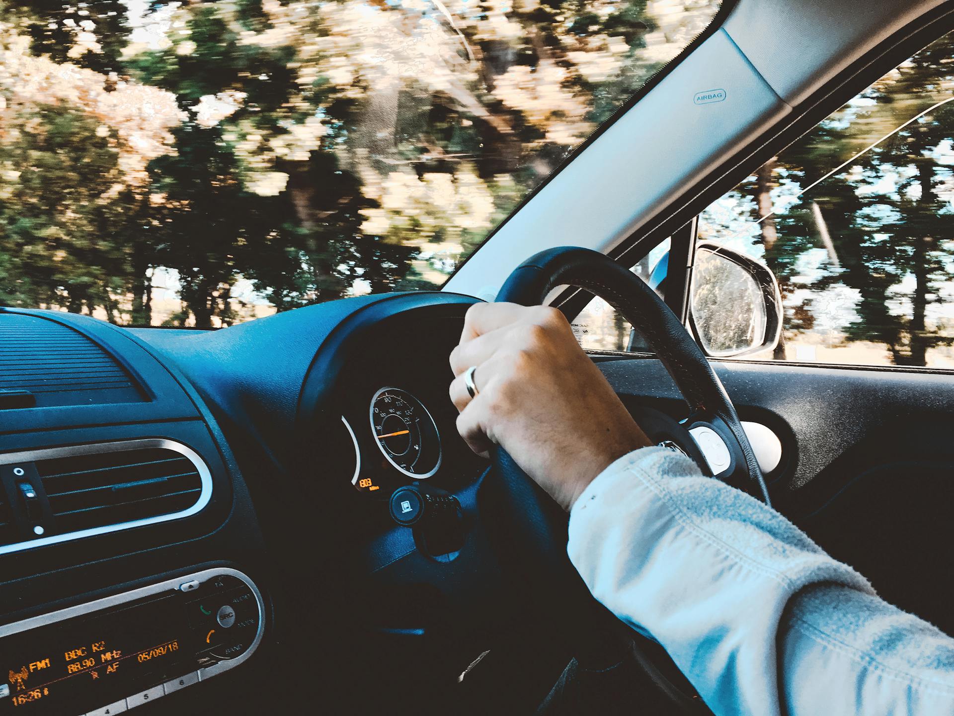 conducteur mal informé, checklist conducteur, vérification véhicule, contrôle technique, pression pneus, niveaux d’huile, freins, éclairage, visibilité, signalisation, limitations vitesse, zone 30, équipements obligatoires, gilet jaune, triangle de signalisation, documentation véhicule, permis de conduire, assurance auto, responsabilité civile, smartphone au volant, distraction, vigilance, maintenance préventive, entretien périodique, suivi kilométrage, échéance contrôle, contestation amende, recours gracieux, tribunal de police, modèle de contestation, annulation contravention, délai de recours, PV stationnement, forfait post-stationnement
