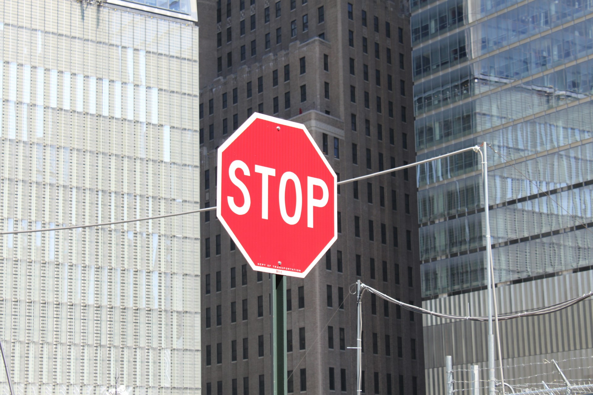 conducteur urbain pressé, intersection urbaine, priorités, cédez-le-passage, feux tricolores, rond-point, passage piétons, marquage au sol, clignotant anticipé, angle mort, visibilité réduite, distance de sécurité, freinage progressif, accélération maîtrisée, observation rétroviseurs, anticipation trajectoire, planification route, fluidité circulation, concentration au volant, gestion du stress, décision rapide, orientation des voies, diagramme de giration, signalisation verticale, priorité à droite, zone 30, giratoires urbains, réactivité adaptée, transition voies, sécurité routière, conduite proactive
