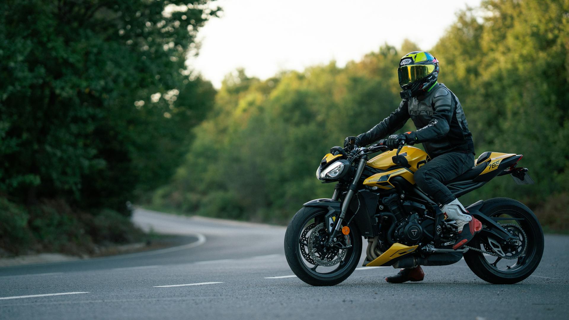 motard urbain bruyant, nuisance sonore, échappement modifié, taux de décibels, contrôle sonomètre, réglementation bruit, zone à faibles émissions, amende sonore, infraction acoustique, santé auditive, pollution sonore, station-service silencieuse, mesure Lden, arrêté municipal, sanction administrative, stage anti-bruit, campagne sensibilisation, respect voisinage, étude d’impact sonore, normes acoustiques, code de l’environnement