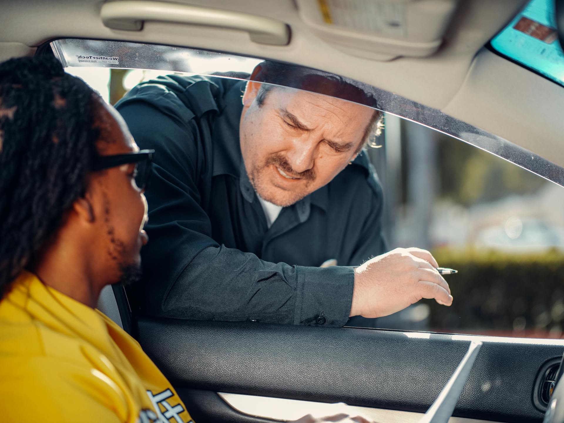 Conducteur verbalisé pour défaut de présentation de documents, défaut présentation permis de conduire, défaut présentation carte grise, infraction code de la route, article R233‑1, contrôle routier, amende forfaitaire, retrait de points possible, procès‑verbal électronique, police nationale, gendarmerie, justificatifs à fournir, récépissé de demande de duplicata, contestation PV, recours gracieux, recours contentieux, formulaire CERFA en ligne, délai recours 45 jours, procédure ANTAI, modèle lettre recommandée AR, assistance juridique, recours tribunal de police, annulation PV, réduction amende, document provisoire, stage sensibilisation sécurité routière, conformité administrative, vérification préfecture, contrôle d’assurance, obligation passager, vérification technique, respect réglementaire.