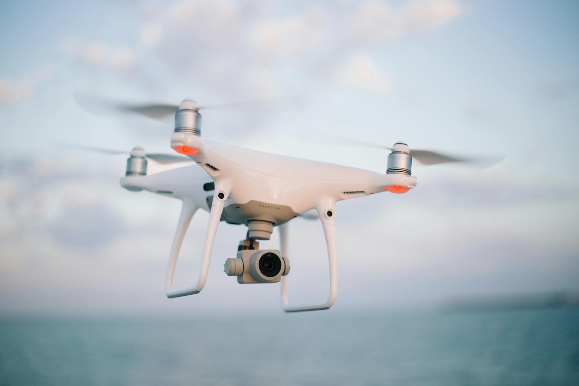 surveillances aériennes par drones, automobiliste, surveillance aérienne, radar drone, drone de contrôle, flash aérien, radar portatif, contrôle vitesse, infraction routière, amende radar, PV drone, législation radars, décret ministériel, DGAC, police nationale, inspection aérienne, contestation amende, recours juridictionnel, sécurité routière, capteurs LIDAR, infrarouge, zonage radars, nouvelles technologies radars, évolution réglementation, droits du conducteur, flash avant/arrière, vitesse mesurée, procédure ANTAI, limite vitesse, tableaux de bord radars, signalisation radar.