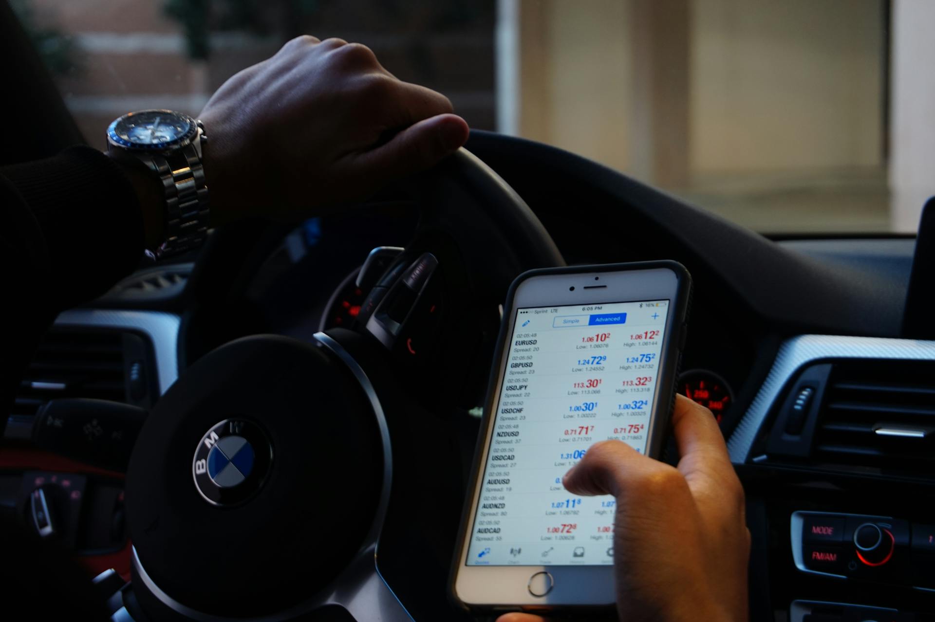 conducteur accro au smartphone, usage téléphone volant, infraction mobile en conduisant, amende forfaitaire, retrait de points, contravention, loi sécurité routière, article R412‑6, sanction administrative, poursuite judiciaire, contestation PV, recours gracieux, recours contentieux, procédure ANTAI, formulaire CERFA, délai de recours, kit mains‑libres, appel autorisé, voix‑off, stage de sensibilisation, prévention distraction, sécurité routière, accidentologie téléphone, responsabilité pénale, assurance auto impact, risque suspension permis, limite tolérance, flash radar mobile, police nationale contrôle, gendarmerie mobile