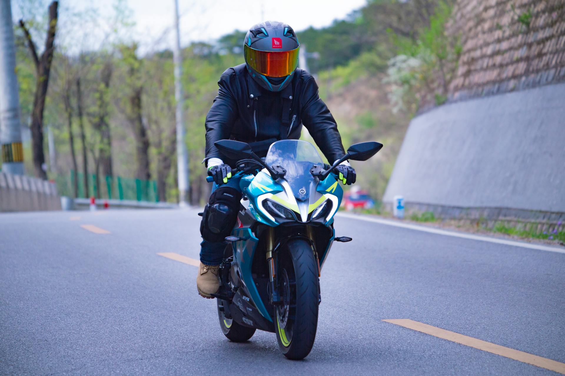 motard urbain bruyant, nuisance sonore, échappement modifié, taux de décibels, contrôle sonomètre, réglementation bruit, zone à faibles émissions, amende sonore, infraction acoustique, santé auditive, pollution sonore, station-service silencieuse, mesure Lden, arrêté municipal, sanction administrative, stage anti-bruit, campagne sensibilisation, respect voisinage, étude d’impact sonore, normes acoustiques, code de l’environnement