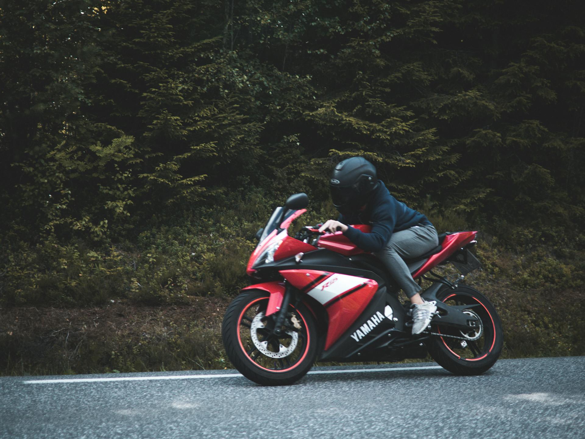 motard urbain bruyant, nuisance sonore, échappement modifié, taux de décibels, contrôle sonomètre, réglementation bruit, zone à faibles émissions, amende sonore, infraction acoustique, santé auditive, pollution sonore, station-service silencieuse, mesure Lden, arrêté municipal, sanction administrative, stage anti-bruit, campagne sensibilisation, respect voisinage, étude d’impact sonore, normes acoustiques, code de l’environnement