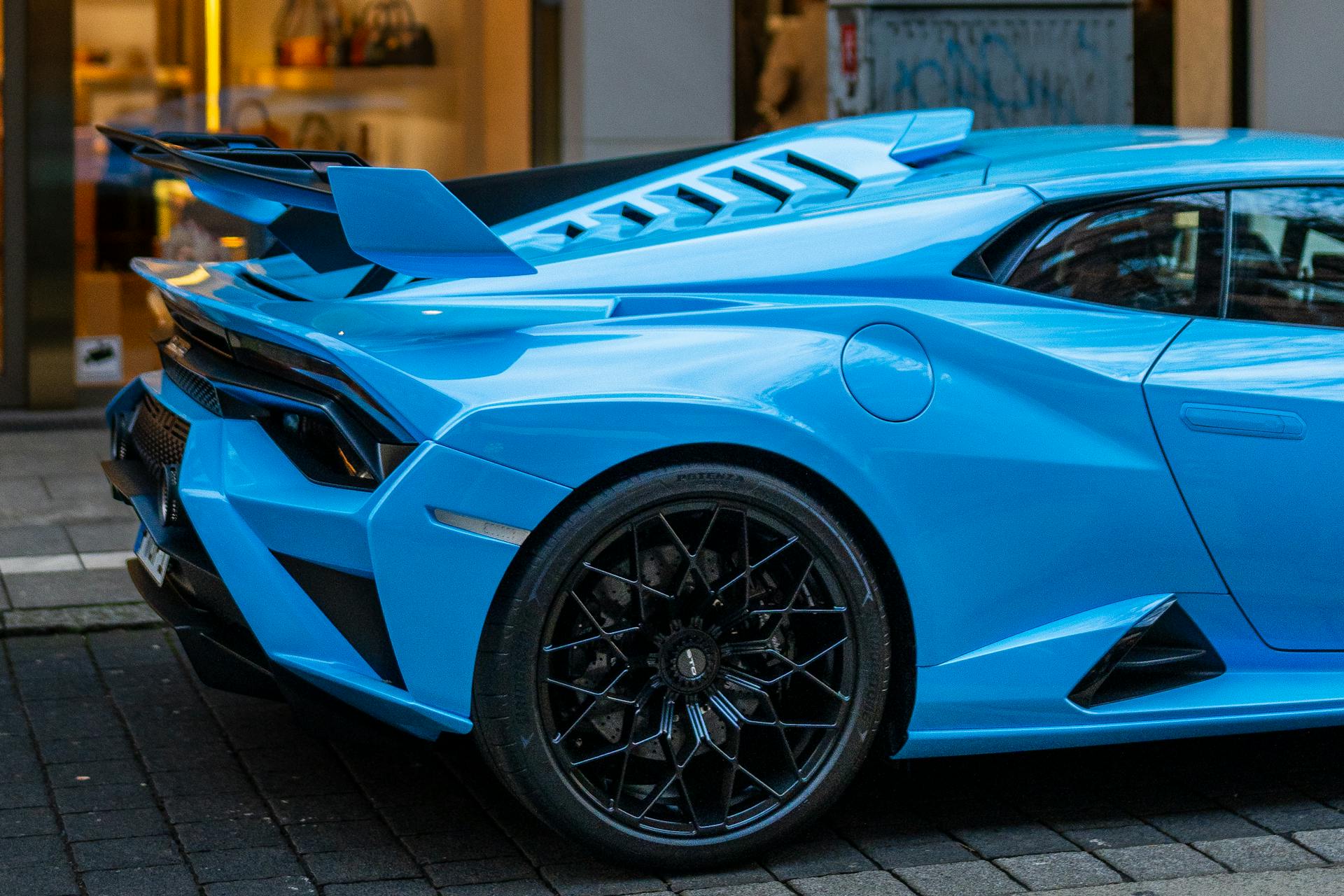 Motard ou automobiliste au véhicule bruyant, motard, automobiliste, véhicule bruyant, nuisance sonore, décibels, seuil légal, amende, réglementation bruit, Code de l’environnement, arrêté municipal, contrôle sonore, sonomètre, pollution acoustique, zones urbaines, ZFE, infraction routière, sanction administrative, recours possible, statistiques infractions, données ONISR, limites jour, limites nuit, avertissement, sensibilisation, stage anti-bruit, conformité échappement, signalisation sonore, permis probatoire, suspension licence, aménagement voirie.