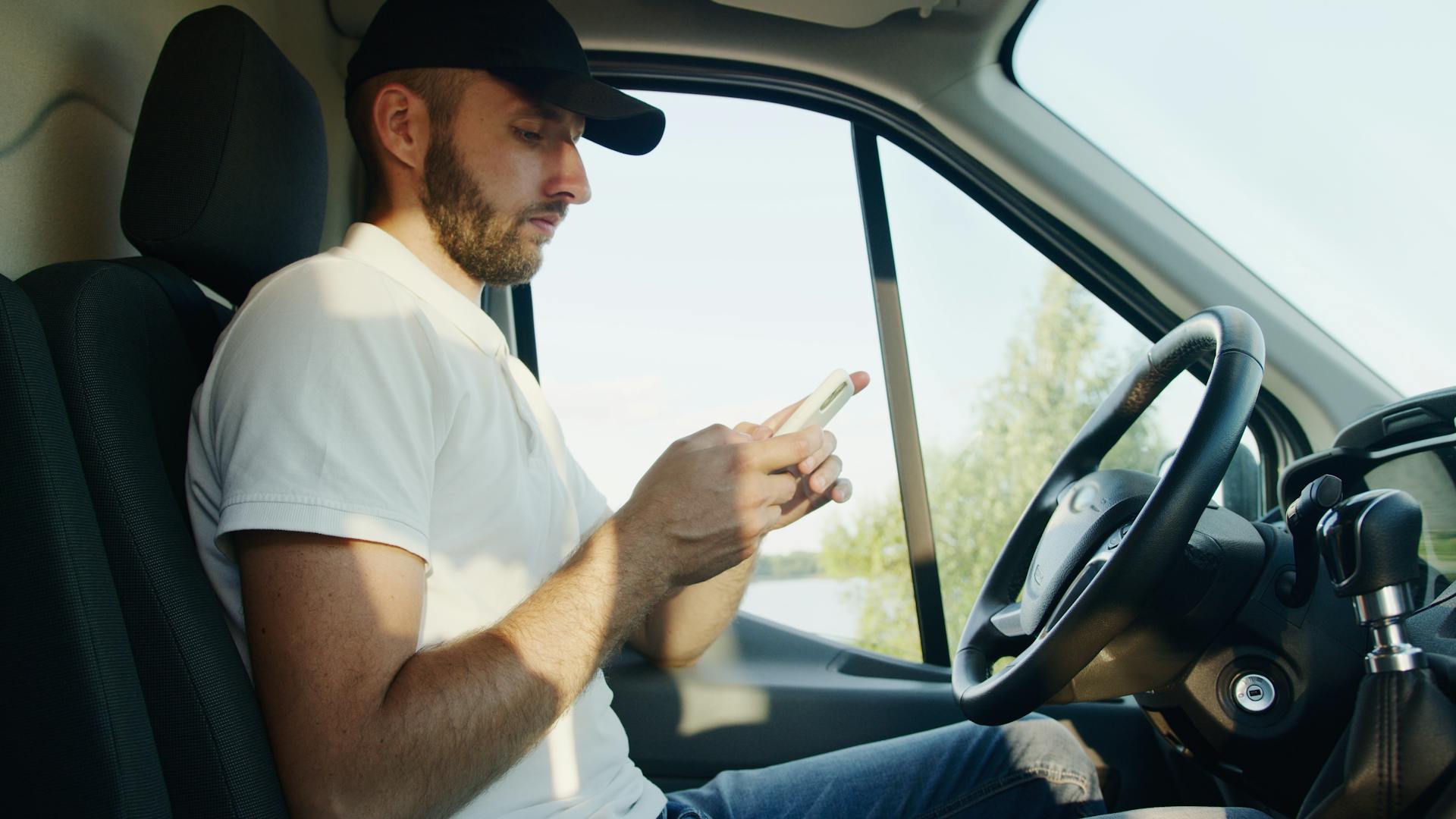 usage du portable en conduisant, usage téléphone au volant, verbalisation portable, infraction code de la route, main‑libre obligatoire, amende téléphone, retrait de points, contestation amende, recours gracieux, recours judiciaire, preuve photo, témoignage témoin, procédure contestation, délais de recours, avocat spécialisé, stage sécurité routière, formation mains‑libres, kit Bluetooth, sécurité routière, distraction conducteur, réglementation mobile driving, assurance auto, guide procédure, conseils juridiques, Code de la route 2025, sensibilisation routière