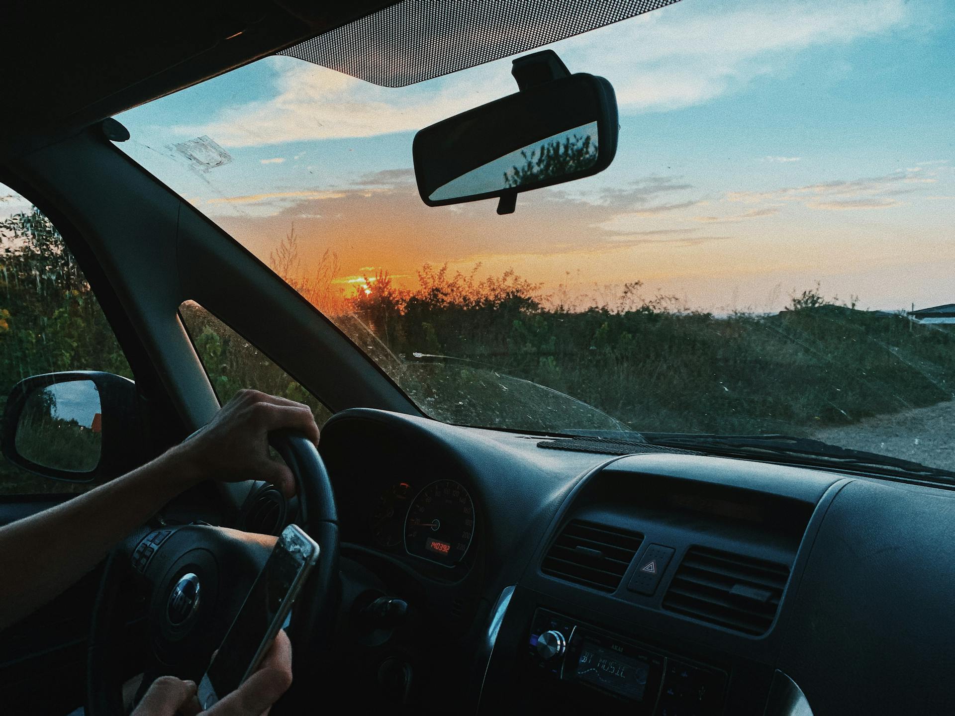 conducteur accro au smartphone, usage téléphone volant, infraction mobile en conduisant, amende forfaitaire, retrait de points, contravention, loi sécurité routière, article R412‑6, sanction administrative, poursuite judiciaire, contestation PV, recours gracieux, recours contentieux, procédure ANTAI, formulaire CERFA, délai de recours, kit mains‑libres, appel autorisé, voix‑off, stage de sensibilisation, prévention distraction, sécurité routière, accidentologie téléphone, responsabilité pénale, assurance auto impact, risque suspension permis, limite tolérance, flash radar mobile, police nationale contrôle, gendarmerie mobile