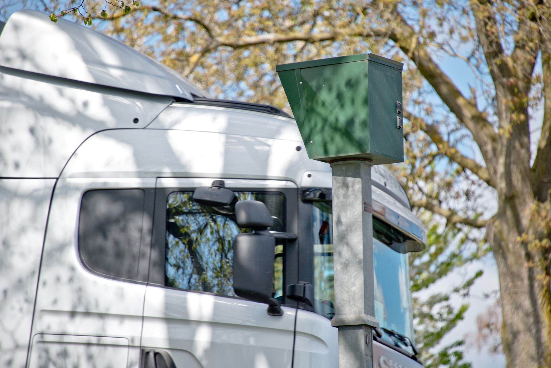 automobiliste mal informé, méconnaissance risques routiers, surprime assurance bébé, fatigue non détectée, angles morts, interdiction trottoir, signalisation ambigüe, pièges limitations, freinage subit, pluie éclaboussures, visibilité nocturne, mauvais traction pneus, distraction smartphone, perte de points, solde de points permis, récupération de points, Captain Radar, excessive vitesse, secousses dos, stress imprévu, conséquences juridiques, recours contestation amende, contestation amende