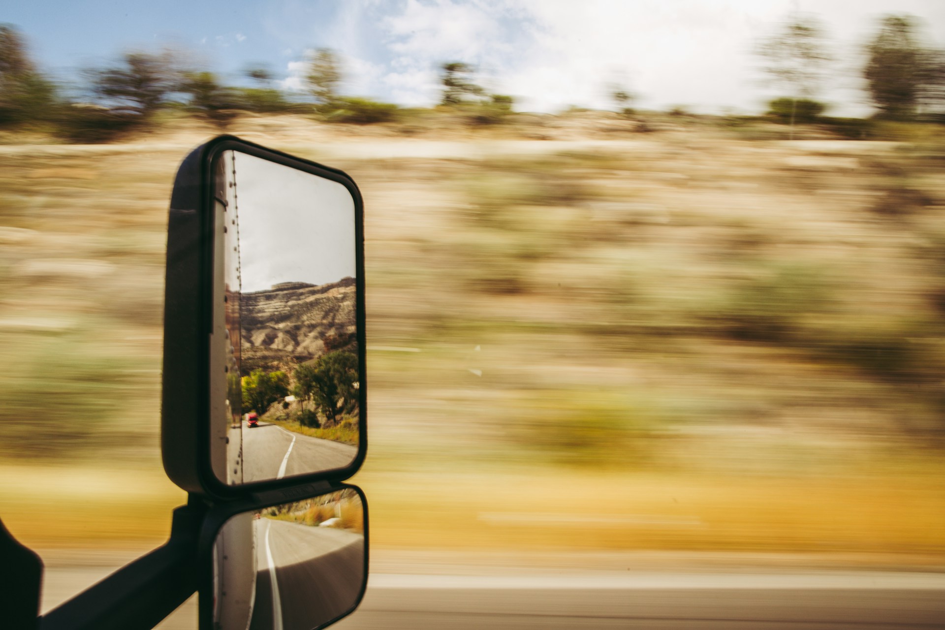 Chauffeurs et transporteurs PL, chauffeurs poids lourds, transporteurs routiers 2025, volume 173 milliards tonnes-km, répartition 88 % route, transport intérieur PL 41,8 milliards tonnes-km T1 2025, activité – 0,9 %, dépenses transport 521 milliards €, 429 000 salariés TRM, 75 % conducteurs, durée service 45 h 36 min/semaine, retrait 12 min vs 2022, pénurie chauffeurs Europe 426 000 postes, vieillissement âge moyen 50 ans, accidents x2, manutention, stress opérationnel, décarbonation, émissions CO₂ transport 34 % France, zones ZFE, Captain Radar, récupération de points, contestation amende