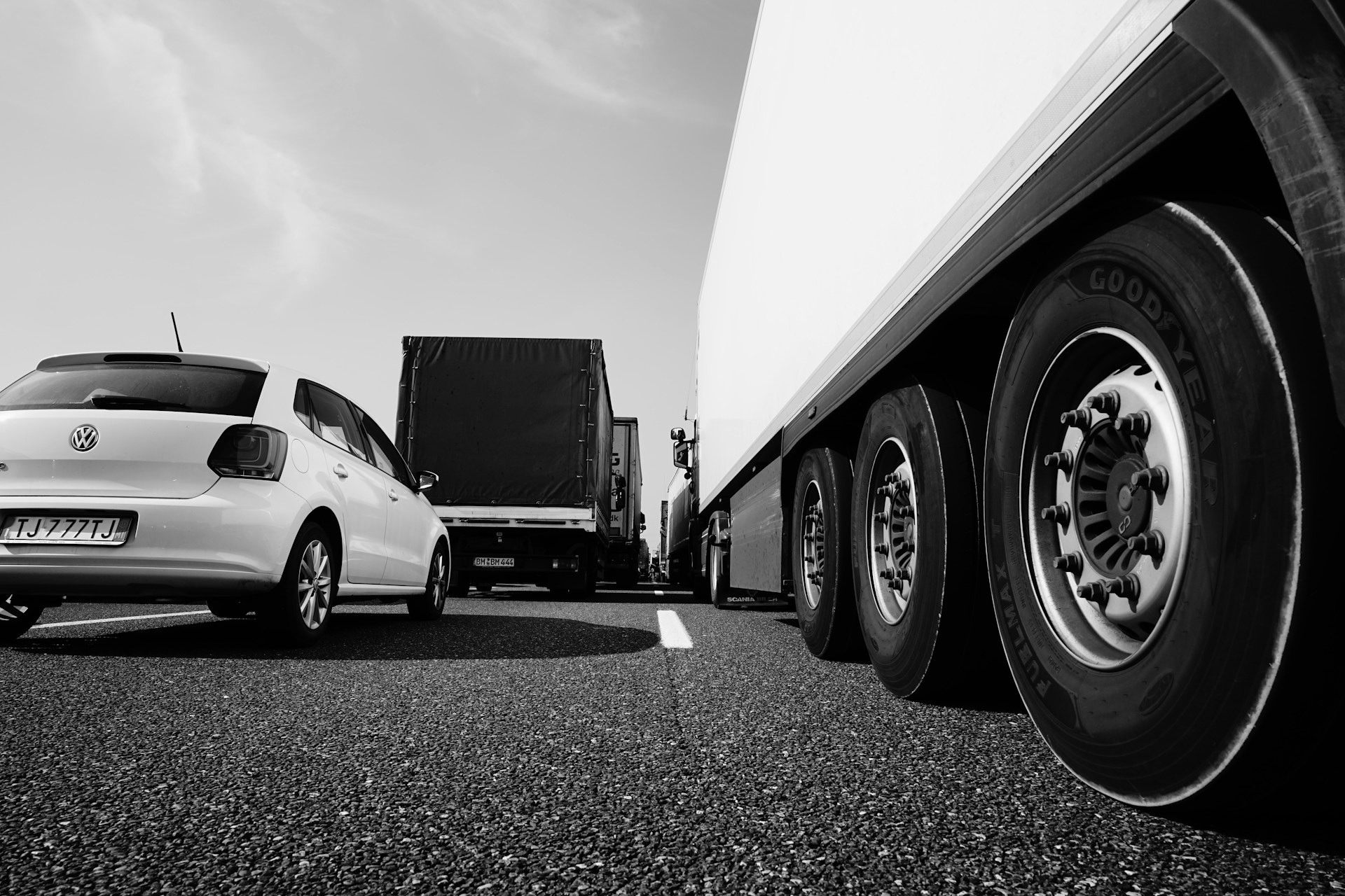 Chauffeurs et transporteurs PL, chauffeurs poids lourds, transporteurs routiers 2025, volume 173 milliards tonnes-km, répartition 88 % route, transport intérieur PL 41,8 milliards tonnes-km T1 2025, activité – 0,9 %, dépenses transport 521 milliards €, 429 000 salariés TRM, 75 % conducteurs, durée service 45 h 36 min/semaine, retrait 12 min vs 2022, pénurie chauffeurs Europe 426 000 postes, vieillissement âge moyen 50 ans, accidents x2, manutention, stress opérationnel, décarbonation, émissions CO₂ transport 34 % France, zones ZFE, Captain Radar, récupération de points, contestation amende