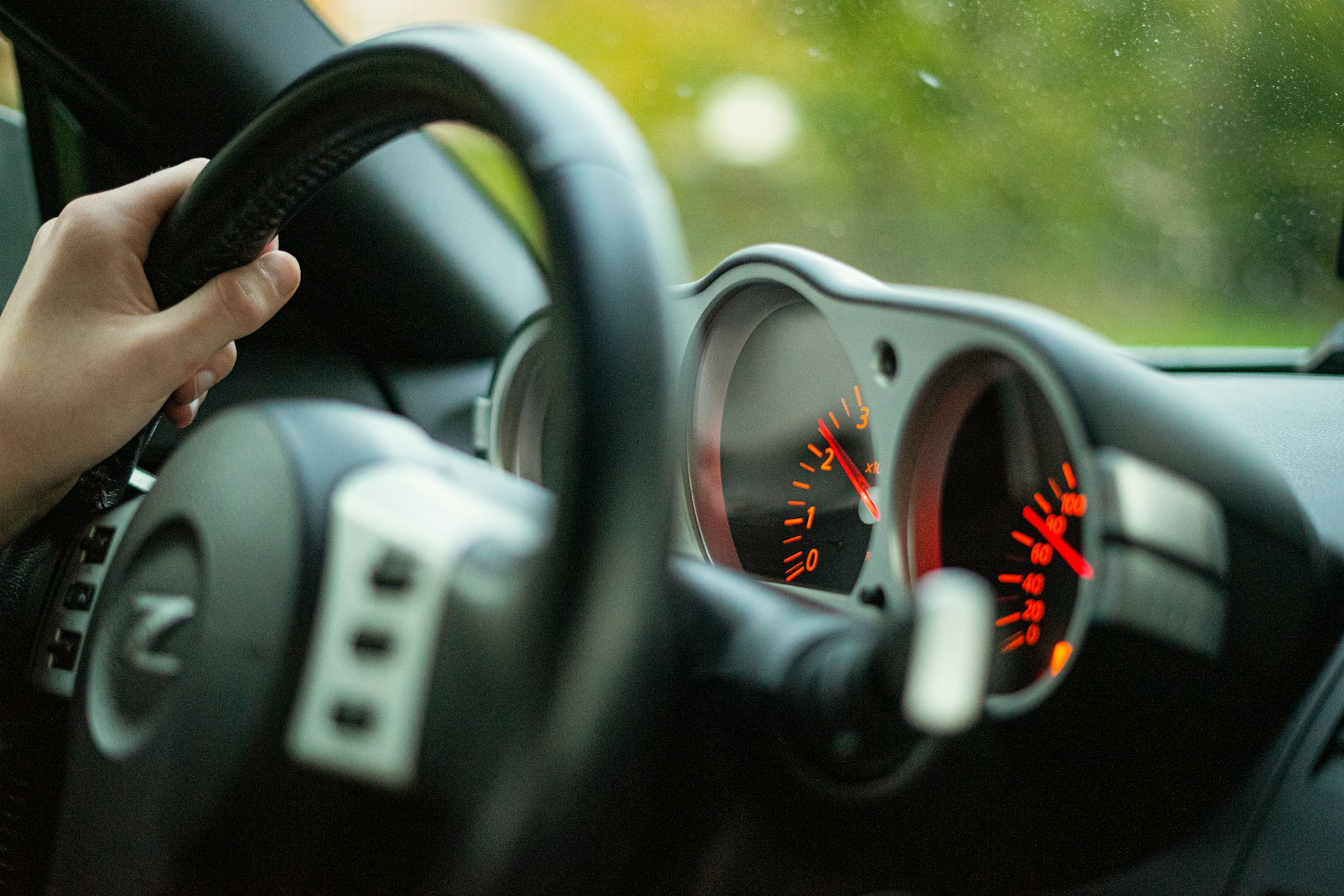 Île-de-France, automobiliste urbain Île-de-France, trafic dense, zones à faibles émissions (ZFE), Crit’Air 3 interdit du 1er janvier 2025, ZTL Paris centre, vitesse périphérique 50 km/h, périphérique limité, voie covoiturage, transports en commun optimisés, passe Navigo Liberté+ smartphone, station recharge électrique, applis trafic IDF, navette express, mobilité bas carbone, Plan Mobilités 2030, enquête publique franciliens, récupération de points, solde permis, stage sensibilisation, Captain Radar, contestation amende