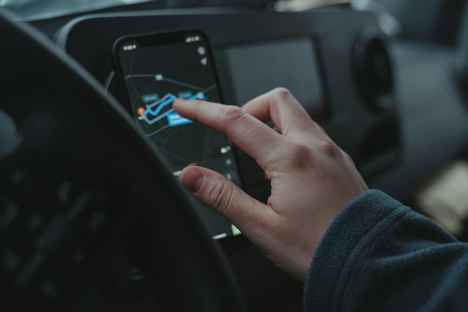 détecteurs de radars interdits, avertisseurs de zones de danger, assistants aide à la conduite légaux, GPS zones critiques, loi R413-15, amende 1 500 €, retrait 6 points, confiscation matériel, jurisprudence infractions France, brouilleurs illégaux, perturbation radar, inertie radar Doppler, avancée IA radars, 4 160 radars multifonctions 2025, détection téléphone au volant, distances de sécurité, ceinture non portée, radars discriminants, évolution radars urbains, app mobile légale Coyote, mise à jour zones, signal communautaire, Captain Radar, récupération de points, contestation amende