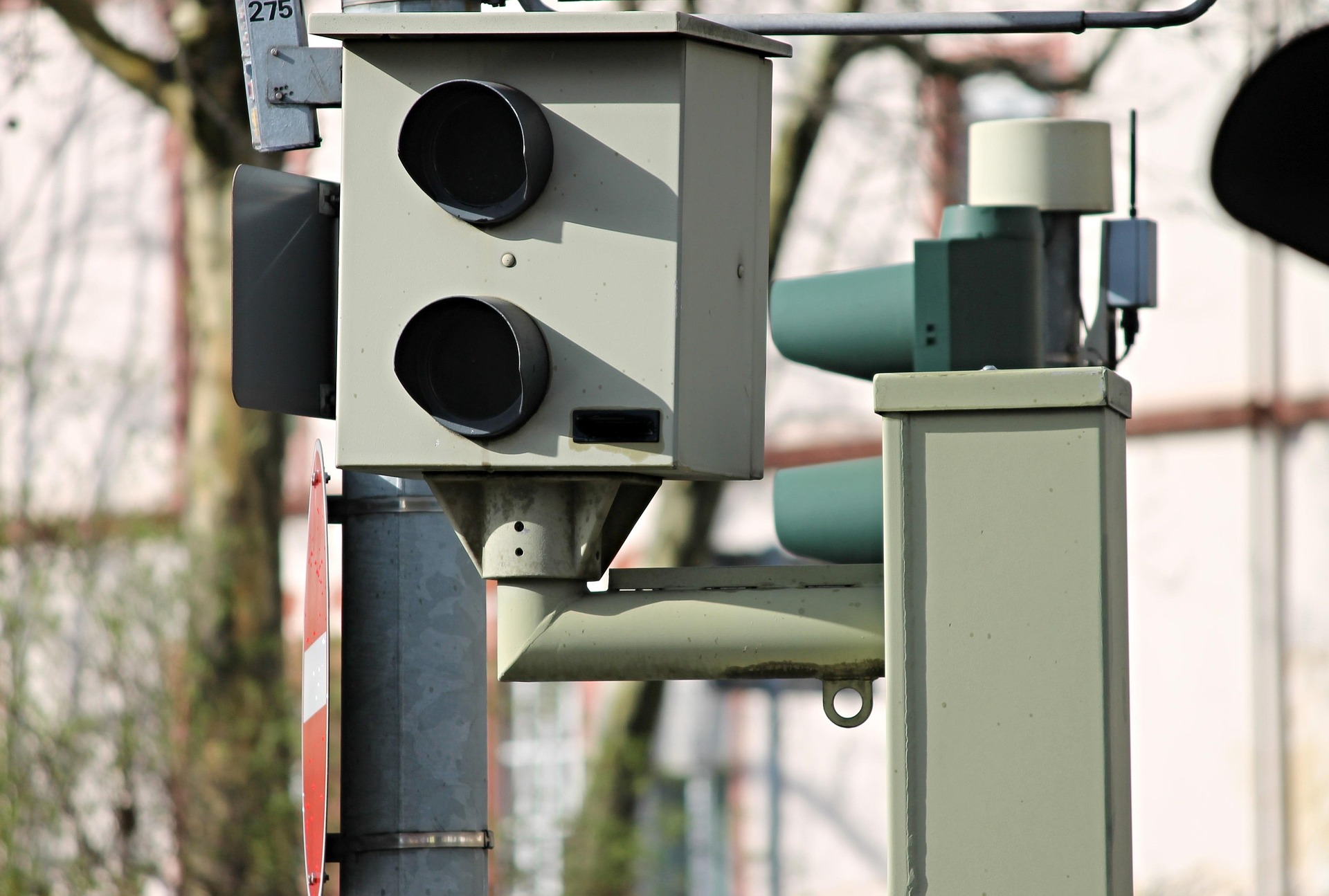 IA dans les contrôles routiers, contrôles routiers IA, radars intelligents 2025, IA sécurité routière, surveillance automatisée, radars IA France, détection nouvelles infractions, non-port ceinture IA, téléphone au volant IA, distances sécurité IA, 4160 radars déployés, budget 46,3 M€, fraude routière IA, triplement flashs, verbalisation automatique critique, association 40 millions automobilistes, perte points permis, retrait permis, contestation amende, recours gracieux, annulation PV, tribunal police, formulaire ANTAI,
