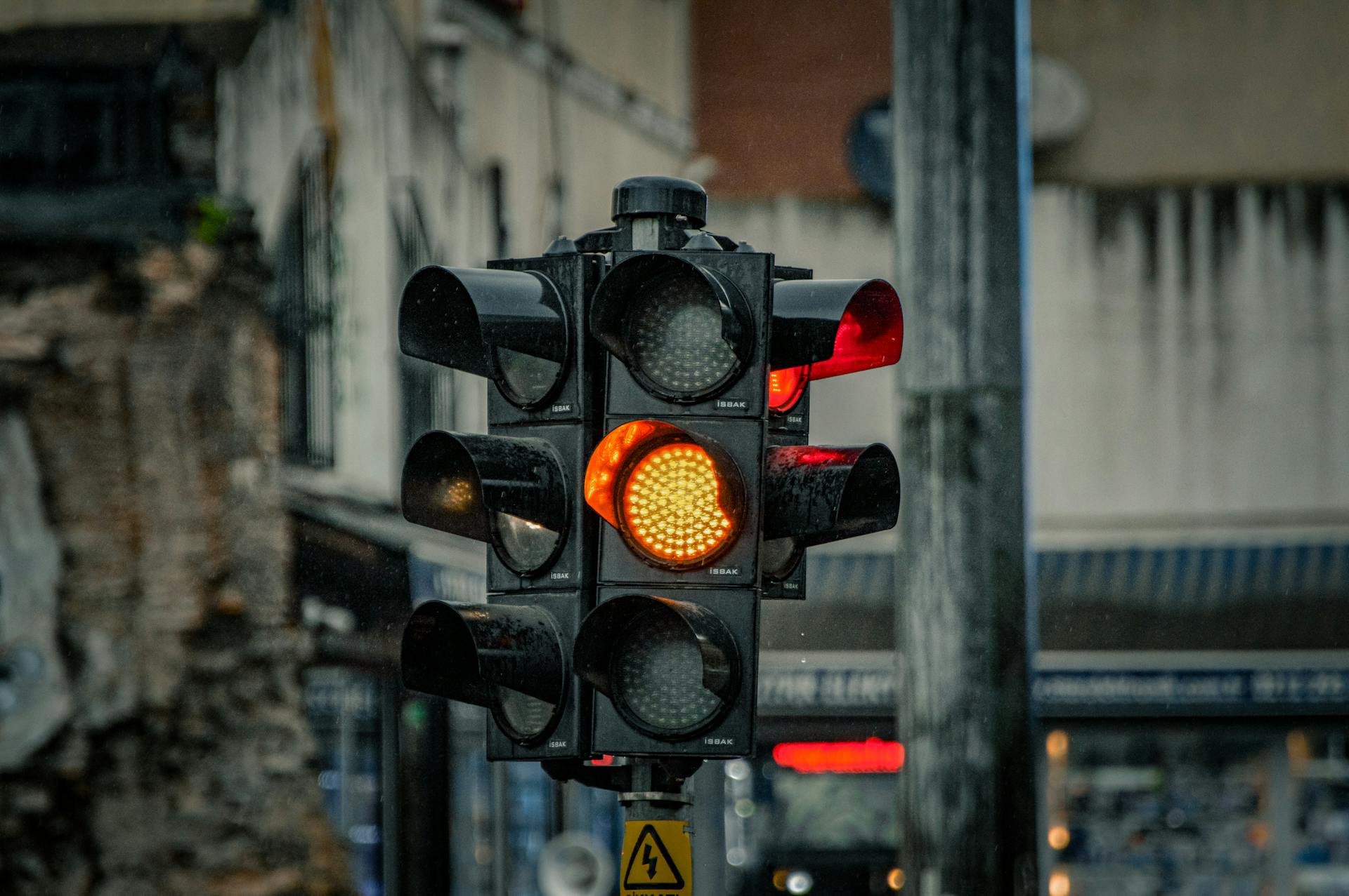 La loi de 2025, loi sécurité routière 2025, homicide routier durci, équipement obligatoire, radar détection téléphone, ceinture renforcée, distances de sécurité, zones à faibles émissions, ZFE 42 agglomérations, restrictions Crit’Air, contrôle technique moto, inter-files limité, voies réservées covoiturage, vitesse urbaine abaissée, aide conduite SAE 2, freinage d’urgence, nouvelle formation permis, consultation solde points numérique, récupération de points, attention « hands off » autoroute, Captain Radar, contestation amende