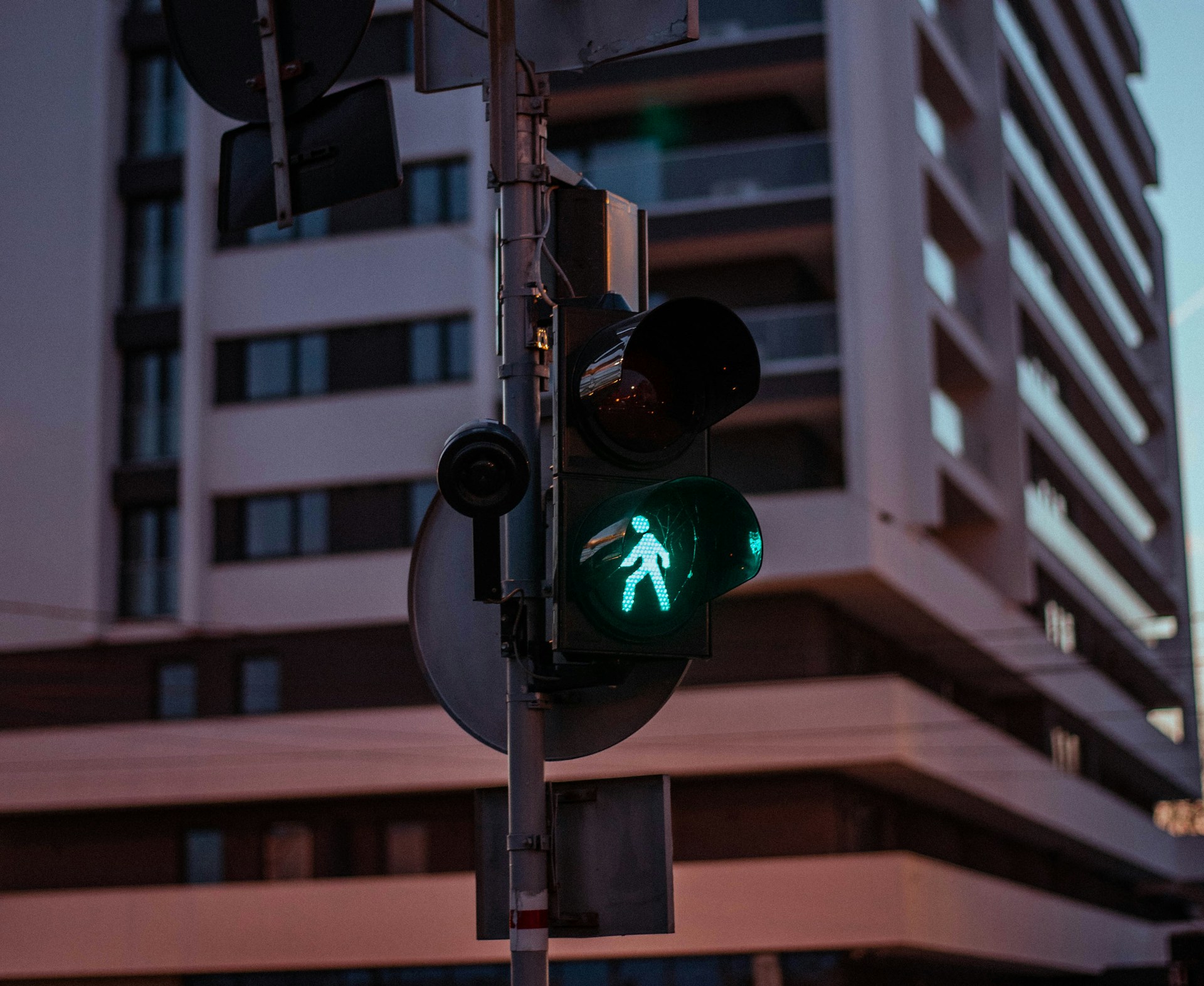 Tous automobilistes, automobilistes 2025, problématiques mobilité, sécurité routière, baisse mortalité, mortalité janvier 2025 -17 %, accidents corporels, EDPm en hausse, piétons vulnérables, zones à faibles émissions, ZFE étendues, Crit’Air, malus écologique durci, bonus voiture propre, aides achat électrique, congestion routière, autoroute électrique expérimentale, équipements embarqués obligatoires, réparations airbag défectueux, Captain Radar, récupération de points, solde permis, stage sensibilisation, contestation amende