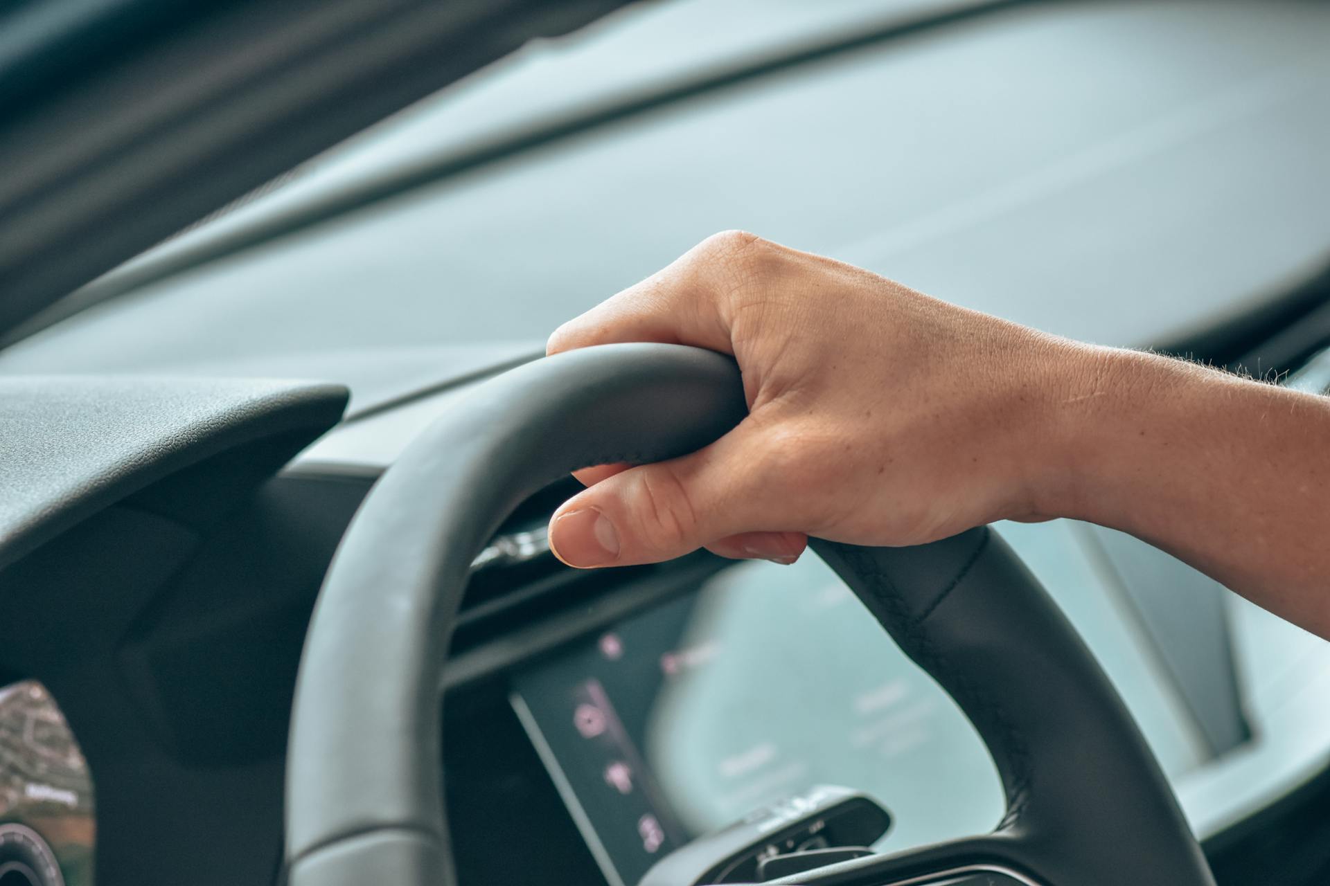 voitures-radar privatisées, radars mobiles mobiles, radar embarqué GATSO MILLIA, externalisation contrôle routier, déploiement janvier 2025, 400+ véhicules privés, privatisation régions Auvergne-Rhône-Alpes, Occitanie, PACA, périmètre hors Corse et Île‑de‑France, coût véhicule 64 000 €/an, recettes 390 000 €/an, flash automatique, excès de vitesse, sanction, retrait points, contestation amende, recours gracieux, tribunal de police, annulation PV, formulaire ANTAI, erreurs plaque, photo illisible, délais 45 jours,