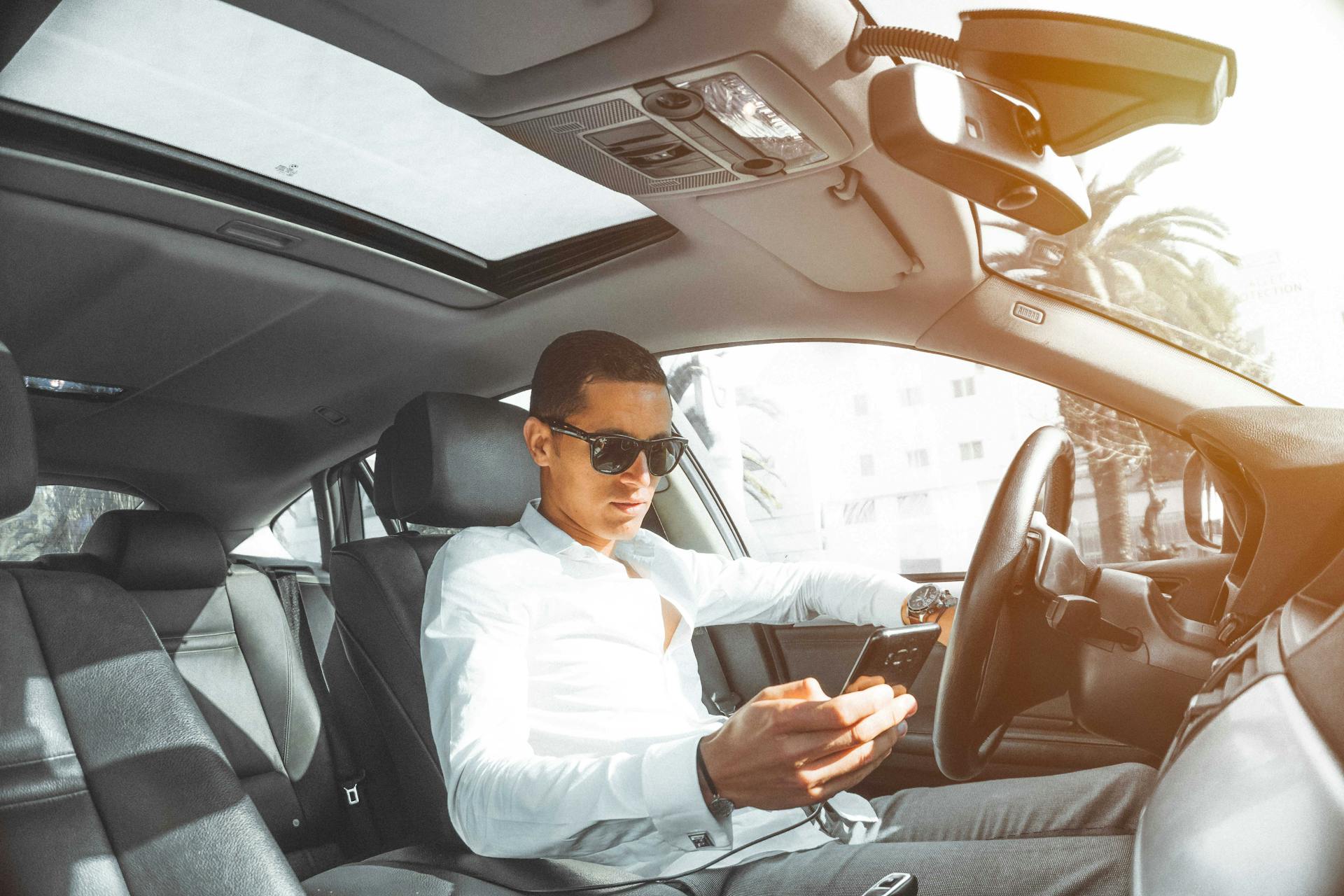 accro au smartphone, conducteur accro smartphone, distraction notification, inattention six minutes/heure, détection regard yeux, accident multiplié par deux, 13 secondes écran, 500 m à l’aveugle à 130 km/h, écarts trajectoire, temps réaction +60 %, accidents frontaux, ville vs autoroute, cantonnement assistant vocal mains libres, Bluetooth intégré, mode “Ne pas déranger”, pause régulière, sensibilisation Assurance Prévention, spot sécurité routière 2025, radars détection smartphone, sanctions renforcées 2025, 135 € amende + 3 points, retrait permis, jeune conducteur fragilité permis, récupération de points, Captain Radar, contestation amende