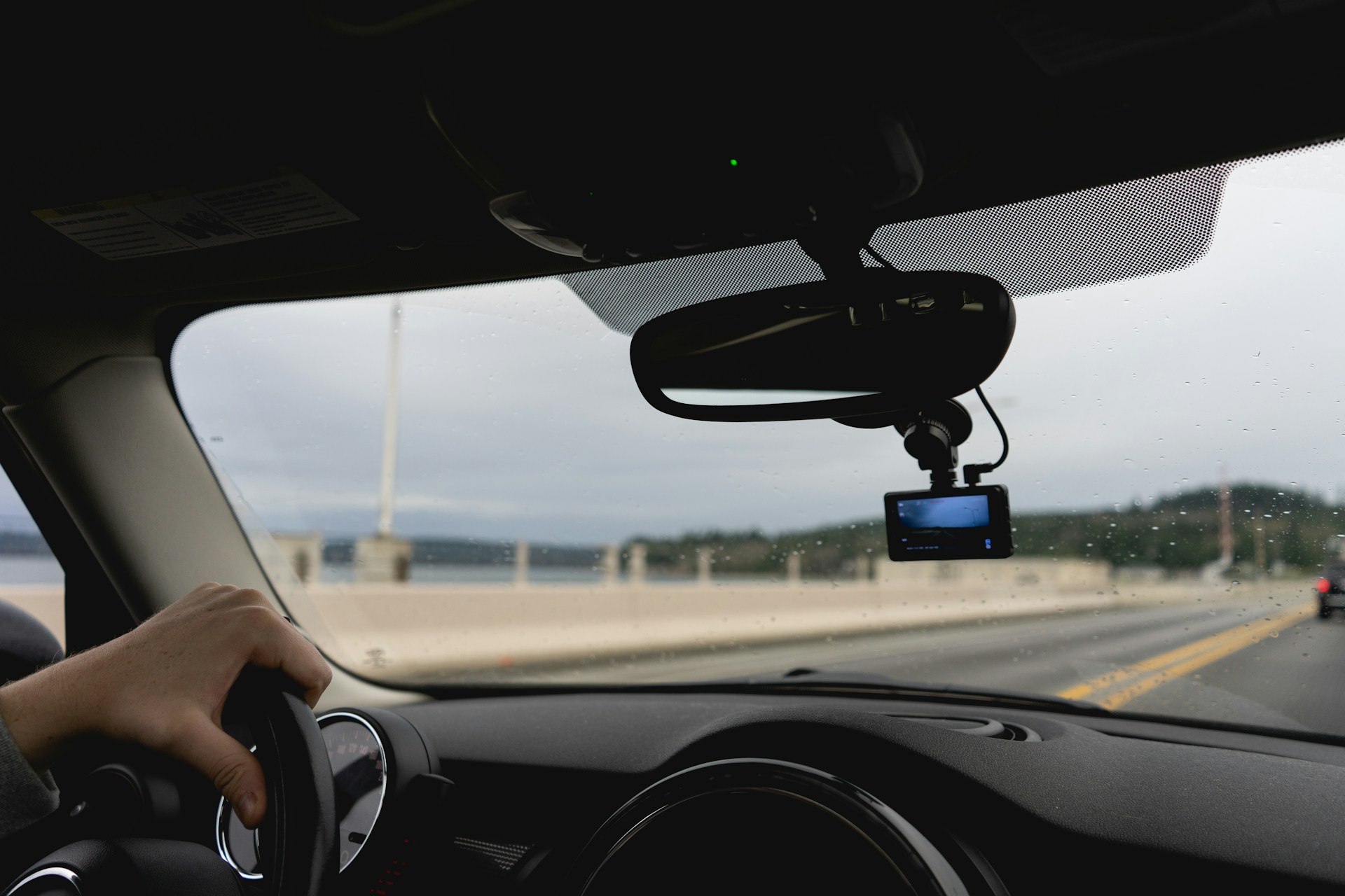 installation dashcam légale, utilisation personnelle, vie privée, RGPD, droit à l’image, floutage visages plaques, stockage limité, usage non public, fixation rétroviseur intérieur, visibilité conducteur dégagée, pas de manipulation en roulant, preuve accident, admissible tribunal, conformité CNIL, suppression automatique, mode parking, accident délit de fuite, témoin numérique, paramétrage sécurisé, assurance auto, Captain Radar, récupération de points, contestation amende