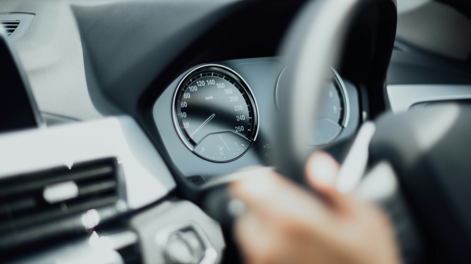 conducteurs, automobilistes, usagers de la route, âge moyen des conducteurs, jeunes conducteurs, seniors, kilomètres parcourus annuels, sinistralité, taux d’accidents corporels, infractions routières, excès de vitesse, alcoolémie au volant, distraction au volant, port de la ceinture, respect des distances, émissions CO₂, part de véhicules électriques, covoiturage, récupération de points, solde de points permis, perte de points, gain de points, formation sensibilisation, assurance auto, Captain Radar, mobilité durable, zone 30 km/h, prévention routière, sécurité routière, comportement “road safety”, tutoriels en ligne, modèle de lettre, astuce juridique, contestation amende