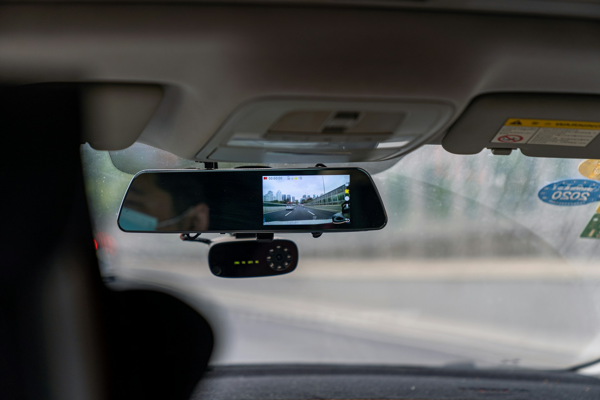 installation dashcam légale, utilisation personnelle, vie privée, RGPD, droit à l’image, floutage visages plaques, stockage limité, usage non public, fixation rétroviseur intérieur, visibilité conducteur dégagée, pas de manipulation en roulant, preuve accident, admissible tribunal, conformité CNIL, suppression automatique, mode parking, accident délit de fuite, témoin numérique, paramétrage sécurisé, assurance auto, Captain Radar, récupération de points, contestation amende