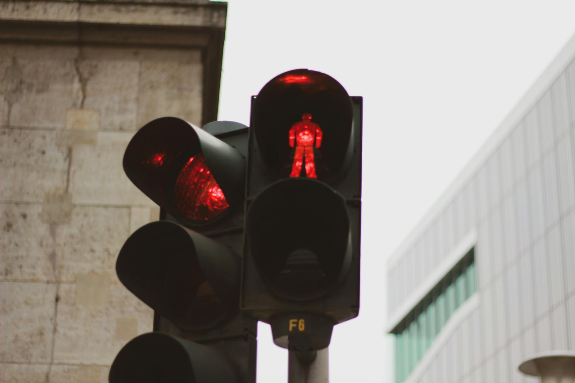 détecteurs de radars interdits, avertisseurs de zones de danger, assistants aide à la conduite légaux, GPS zones critiques, loi R413-15, amende 1 500 €, retrait 6 points, confiscation matériel, jurisprudence infractions France, brouilleurs illégaux, perturbation radar, inertie radar Doppler, avancée IA radars, 4 160 radars multifonctions 2025, détection téléphone au volant, distances de sécurité, ceinture non portée, radars discriminants, évolution radars urbains, app mobile légale Coyote, mise à jour zones, signal communautaire, Captain Radar, récupération de points, contestation amende