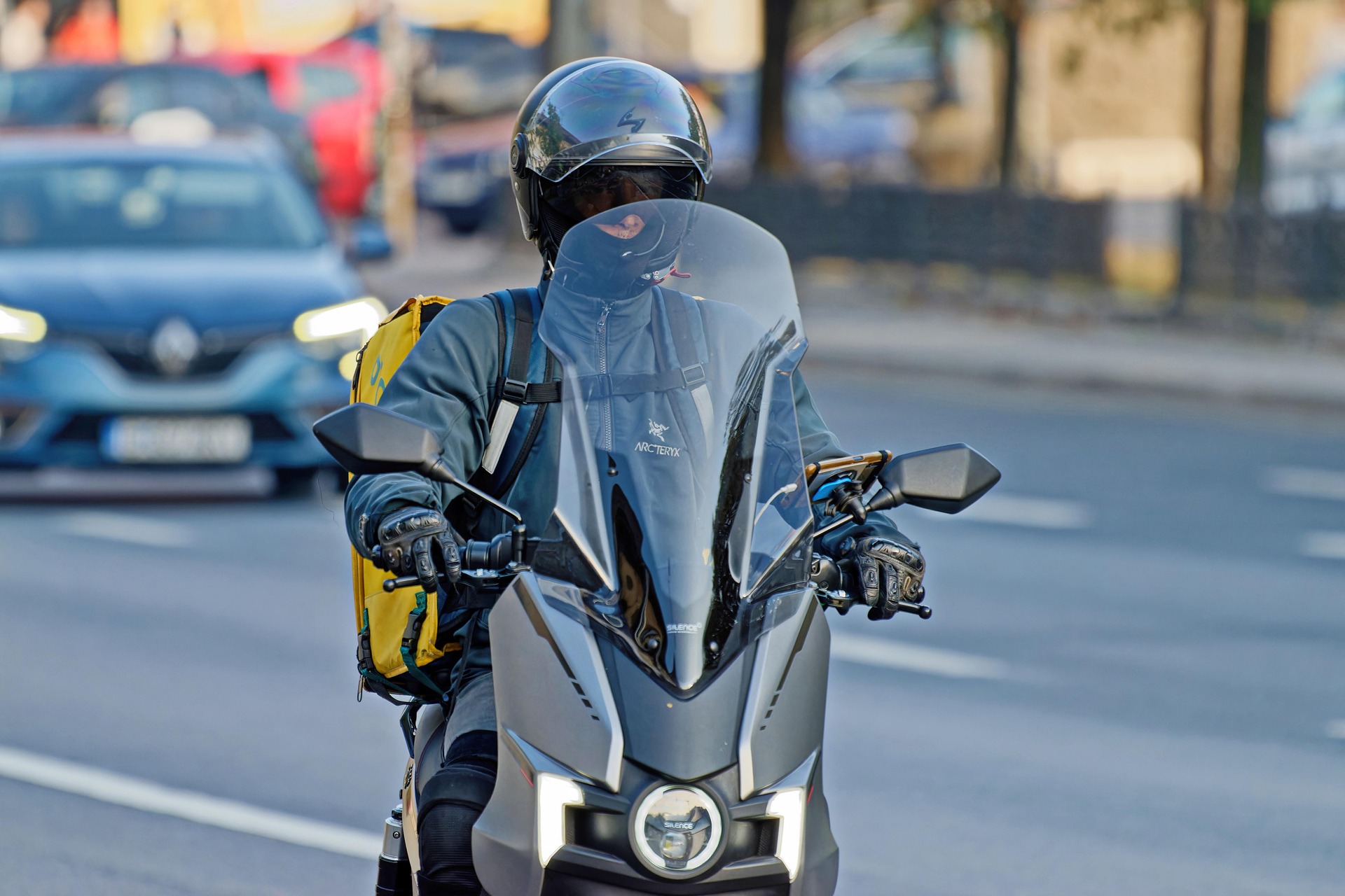 motard vigilant, motard, sécurité motard 2025, conseils conduite moto, équipement obligatoire casque, gants CE homologués, airbag moto, gilet haute visibilité, ABS moto, pression pneus, trajectoire de sécurité, distance de sécurité, freinage d’urgence, angles morts poids lourds, règles inter-files 2025, visibilité de nuit, bande blanche mouillée, gravillons, rails de tram, plaques d’égout, chaussée humide, feuilles mortes, contrôle technique moto 2025, assurance équipement, stage de récupération, récupération de points, solde de points permis, Captain Radar, Paris, Lyon, Marseille, Toulouse, Bordeaux, Lille, Nantes, Nice, Grenoble, Montpellier, Strasbourg, contestation amende