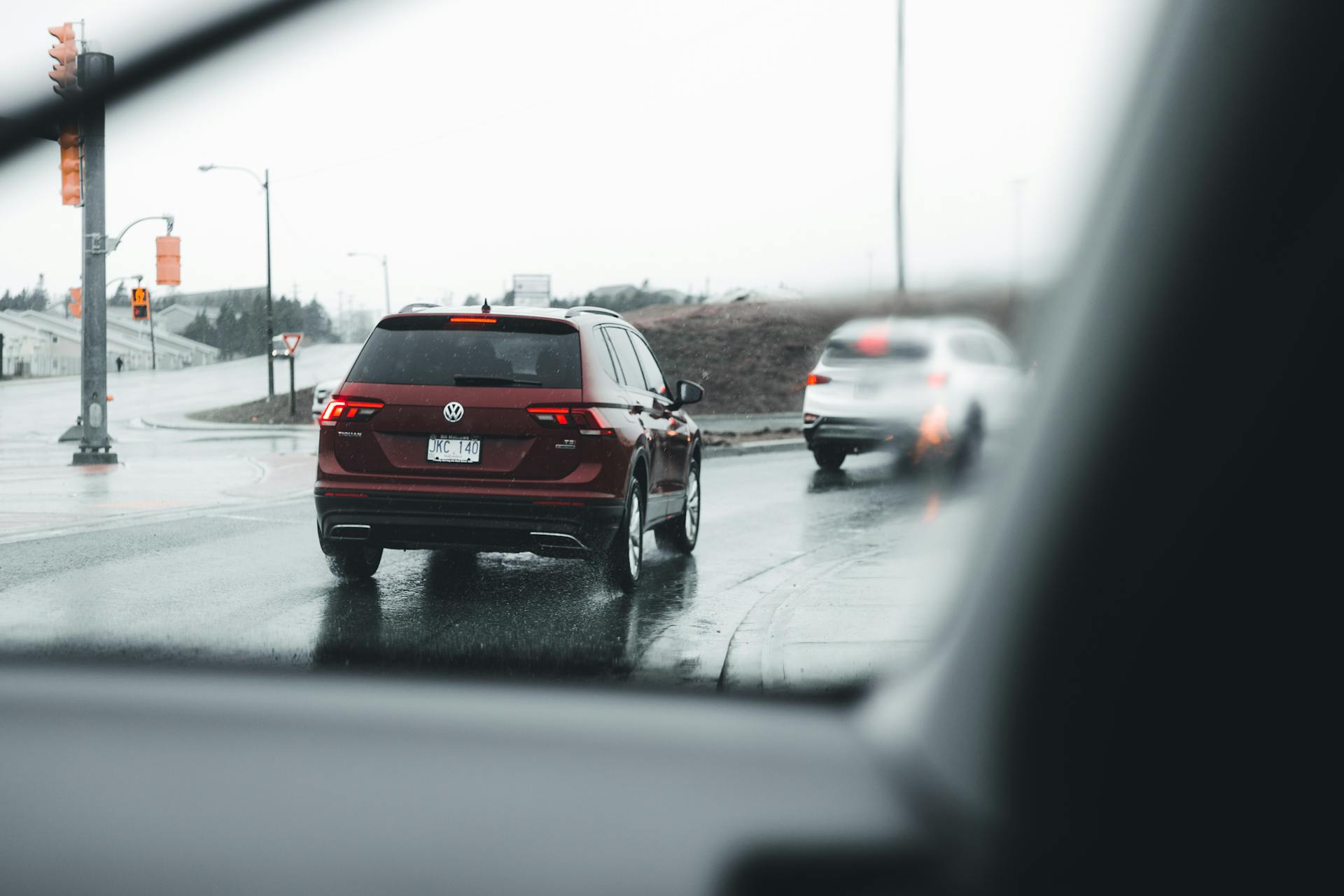 radars urbains ETU invisibles, contrôle multifonctions, détection vitesse feu rouge, téléphone au volant, ceinture absente, interdistance, mini-cabine mobilier urbain, suppression angles morts, 500 unités 2025, leurres radars, Parifex Nomad, Idemia Mesta Compact, intelligence artificielle, sancti-auto, projet Méduses, radar sonore anti-bruit, 360° micro-caméra, seuil 83 dB, zones sensibles, pollution sonore, rodéos annulés, verbalisation future, expérimentation ANTAI, dépôt plainte nuisances, sensibilisation, Captain Radar, récupération de points, contestation amende