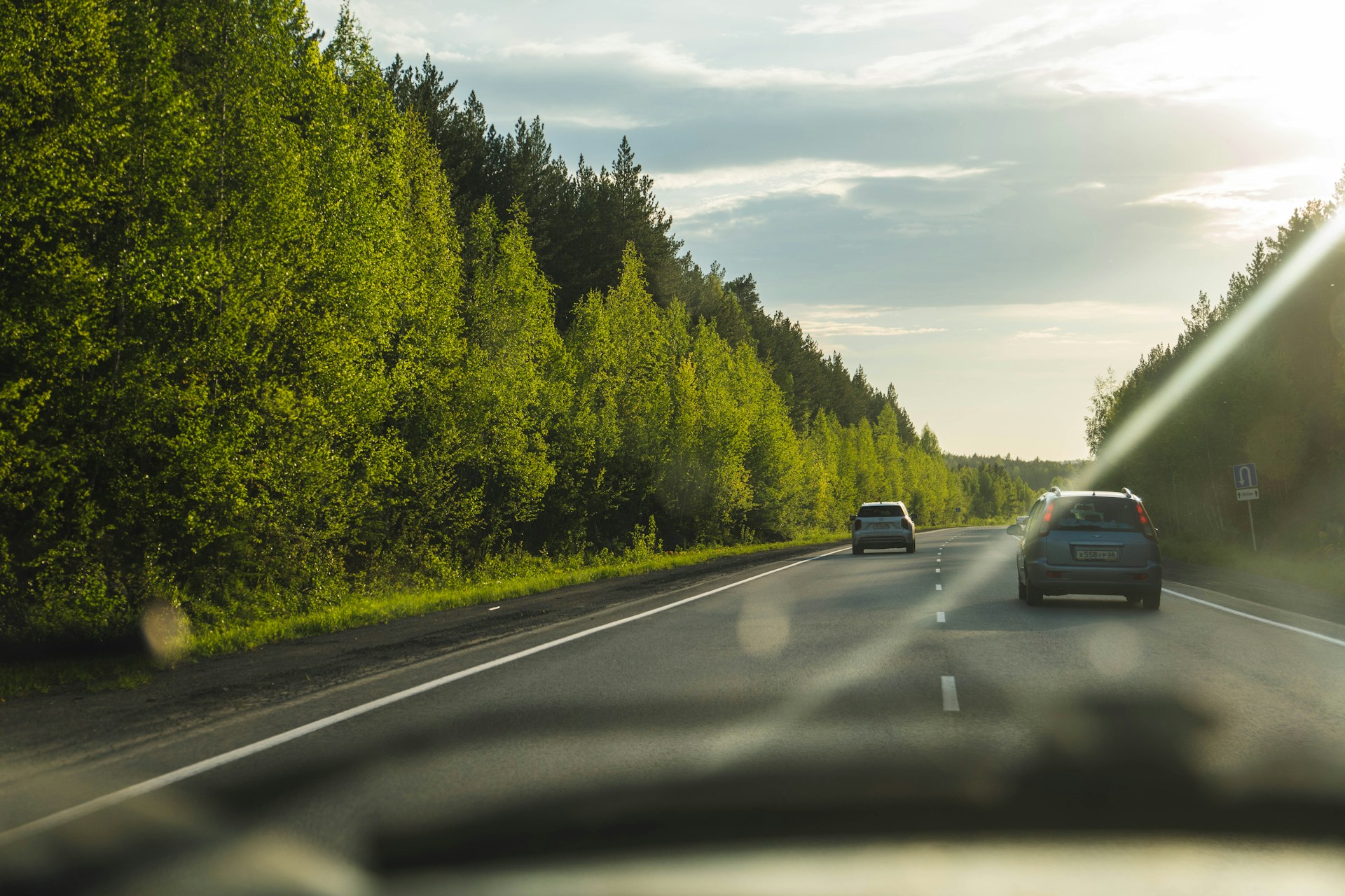 Chauffeurs et transporteurs PL, chauffeurs poids lourds, transporteurs routiers 2025, volume 173 milliards tonnes-km, répartition 88 % route, transport intérieur PL 41,8 milliards tonnes-km T1 2025, activité – 0,9 %, dépenses transport 521 milliards €, 429 000 salariés TRM, 75 % conducteurs, durée service 45 h 36 min/semaine, retrait 12 min vs 2022, pénurie chauffeurs Europe 426 000 postes, vieillissement âge moyen 50 ans, accidents x2, manutention, stress opérationnel, décarbonation, émissions CO₂ transport 34 % France, zones ZFE, Captain Radar, récupération de points, contestation amende