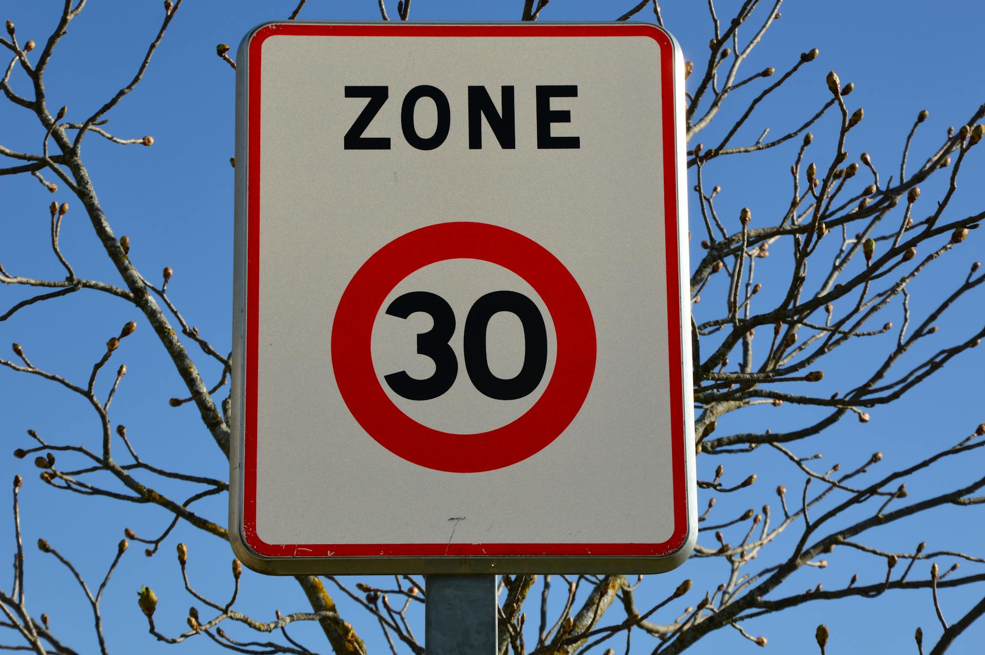 Zones limitées à 30 km/h, zone 30 km/h, limitation de vitesse 30, sécurité routière, vigilance conducteurs, ralentisseur urbain, aménagement apaisé, accidentologie urbaine, décret 2025, panneau rond rouge, radar automatique, amendes municipales, agglomération Paris, agglomération Lyon, Marseille centre-ville, Toulouse périphérie, Bordeaux rive droite, Nantes urbanisme, Lille piétonisation, cyclistes partagés, mobilité douce, zone résidentielle, cohabitation usagers, fluidité circulation, confort riverains, bruit réduit, Smart City, Waze, Coyote, TomTom, applications navigation, contestation amende
