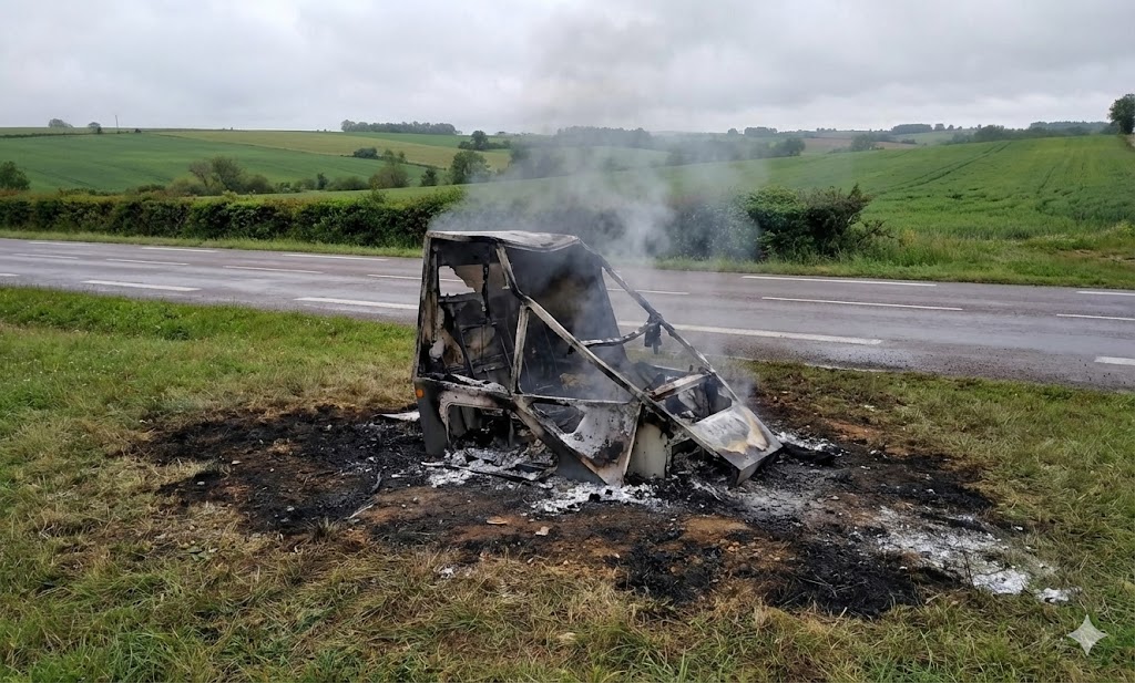 radar incendié samatan, vandalisme radar gers, radar autonome brûlé d632, sécurité routière gers, gendarmerie lombez enquête, feu radar mobile 32, destruction bien public, carcasse radar chantier, excès vitesse gers, coût réparation radars vandalisés, amende destruction radar, budget sécurité routière, qui paie radar cassé, radar tourelle prix, vandalisme mobilier urbain, conséquence impôts radar, peine prison dégradation radar.