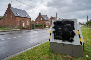 radar autonome vandalisé sur la route départementale D1032 entre Condren et Tergnier, cabine blanche recouverte de peinture en bombe, acte de dégradation volontaire dans l'Aisne, limitation de vitesse 80 km/h, contrôle routier gendarmerie nationale, sécurité routière Hauts-de-France, radar de chantier déplacé.