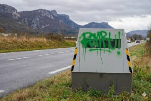 radar de chantier Virignin RD 1504, cabine autonome taguée peinture verte, contrôle vitesse Belley Yenne, vandalisme radar Ain, limitation 80 km/h, gendarmerie nationale, sécurité routière Bugey.