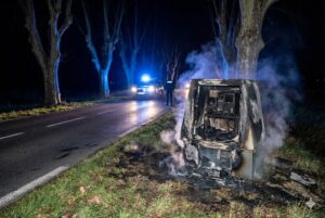 radar incendié Peyrens, destruction radar Aude, feu radar automatique, vandalisme routier RD624, gendarmerie Castelnaudary, carcasse radar brûlée, sécurité routière Occitanie, remplacement radar tourelle, délit destruction bien public, amende incendie volontaire, route départementale 624, trafic Castelnaudary Revel, pompier intervention feu, radar vitesse détruit, enquête gendarmerie Aude, peinture tag radar, radar mobile remplacement, coût destruction radar, tribunal correctionnel, peine prison vandale.