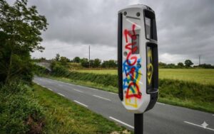 radar tourelle vandalisé avec peinture jaune, cabine radar incendiée Haute-Garonne, gendarmerie enquête dégradation bien public, route nationale 20 Toulouse, amende destruction radar 75000 euros, sécurité routière Occitanie.