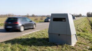 radar de chantier réinstallé Ain, contrôle vitesse Saint-Laurent-sur-Saône, radar autonome Replonges route, sécurité routière département 01, amende excès vitesse chantier, flash radar double sens, limitation vitesse zone travaux, prévention routière automobilistes Ain, panneau radar temporaire route, gendarmerie Ain contrôle vitesse, retrait point permis conduire, cabine grise radar autonome, sécuriser route départementale Ain, contestation amende antai ligne, protéger usagers route vitesse, amende forfaitaire excès vitesse, radar laser autonome chantier, sécurité conducteurs axe routier, équipement contrôle vitesse temporaire, nouveau radar autonome 01.