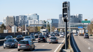 le radar bientôt en service à Strasbourg, l'appareil inactif sur la voie métropolitaine M35, la fin de la tolérance pour l'excès de la vitesse en Alsace, l'amende pour le conducteur de la voiture, le retrait des points sur le permis de conduire, la sécurité routière dans l'agglomération strasbourgeoise, la cabine tourelle de la dernière génération, la prévention des accidents de la route, la préfecture du Bas-Rhin pour le contrôle, la contravention électronique de l'ANTAI, la limitation de la vitesse sur le réseau routier.